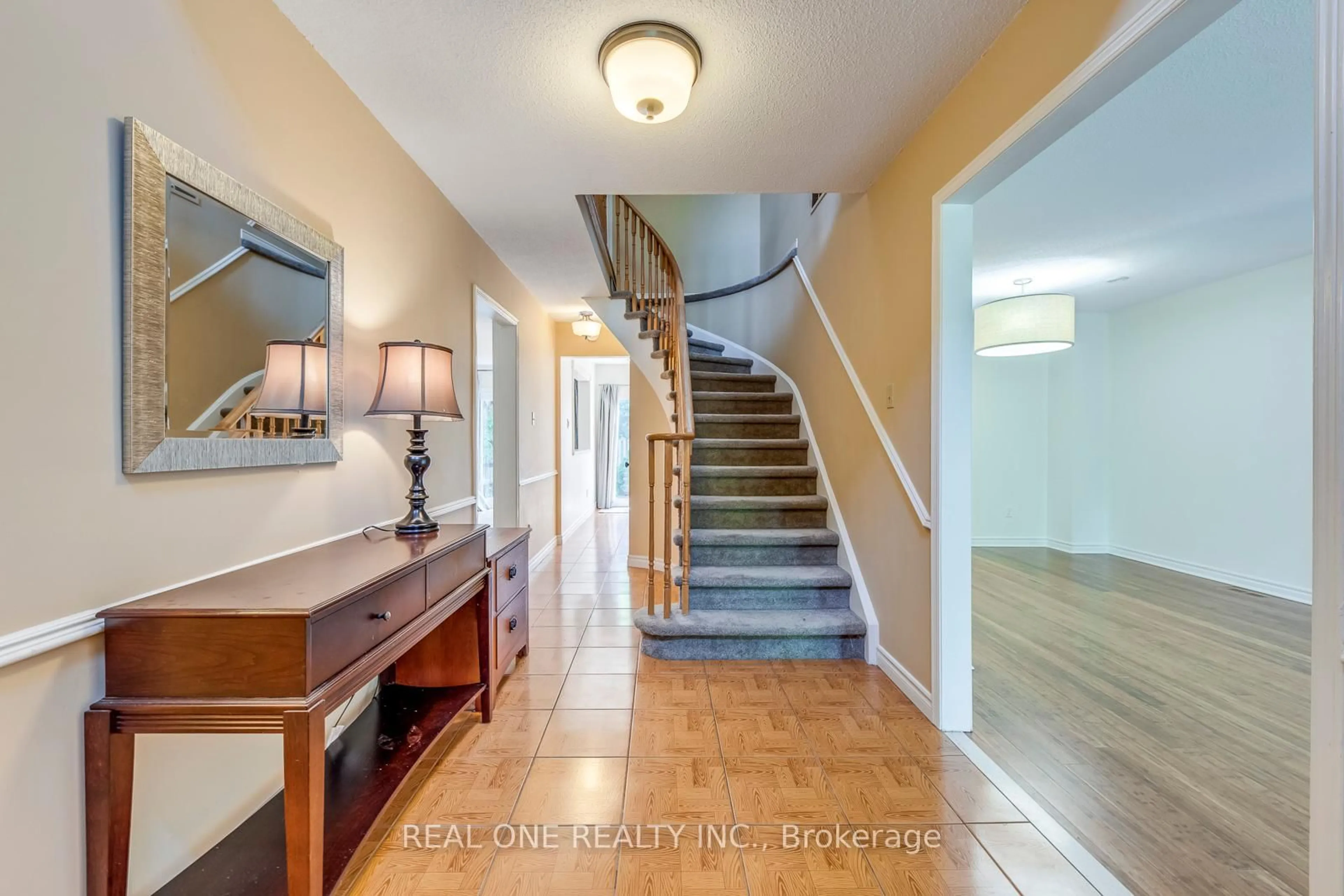 Indoor entryway for 3310 Jackpine Rd, Mississauga Ontario L5L 4P2