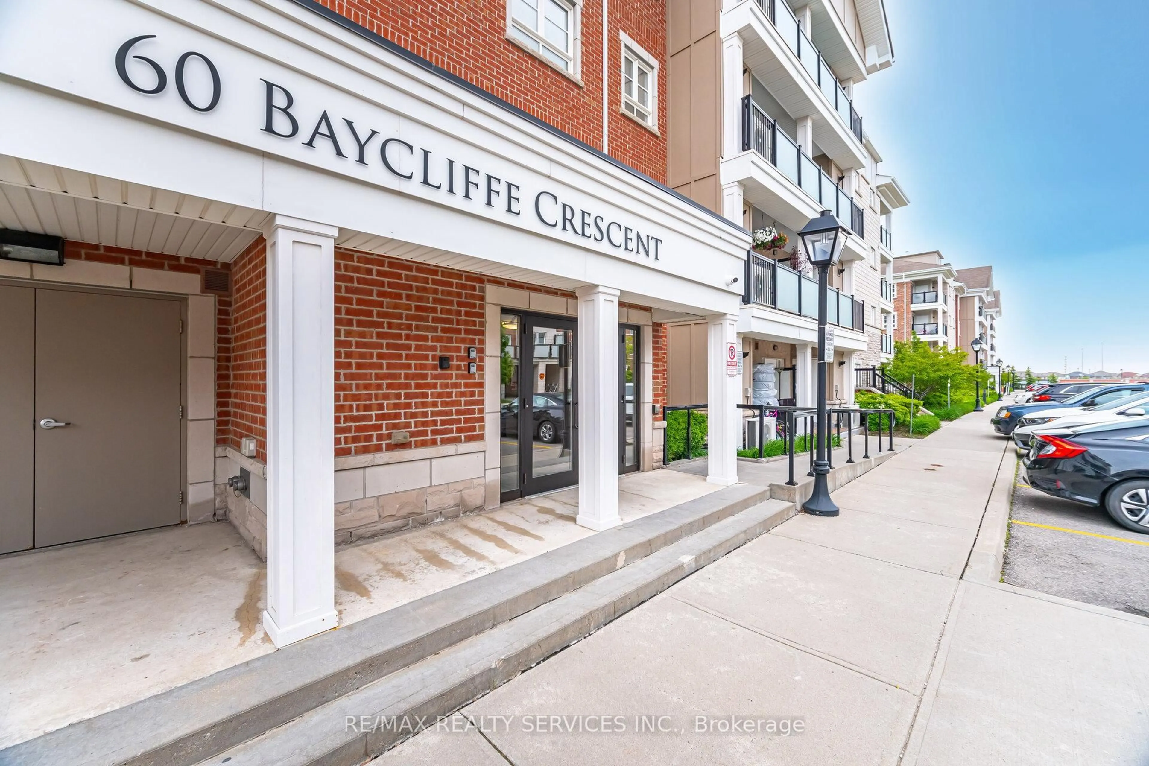 Indoor foyer for 60 Baycliffe Cres #301, Brampton Ontario L1P 1W7