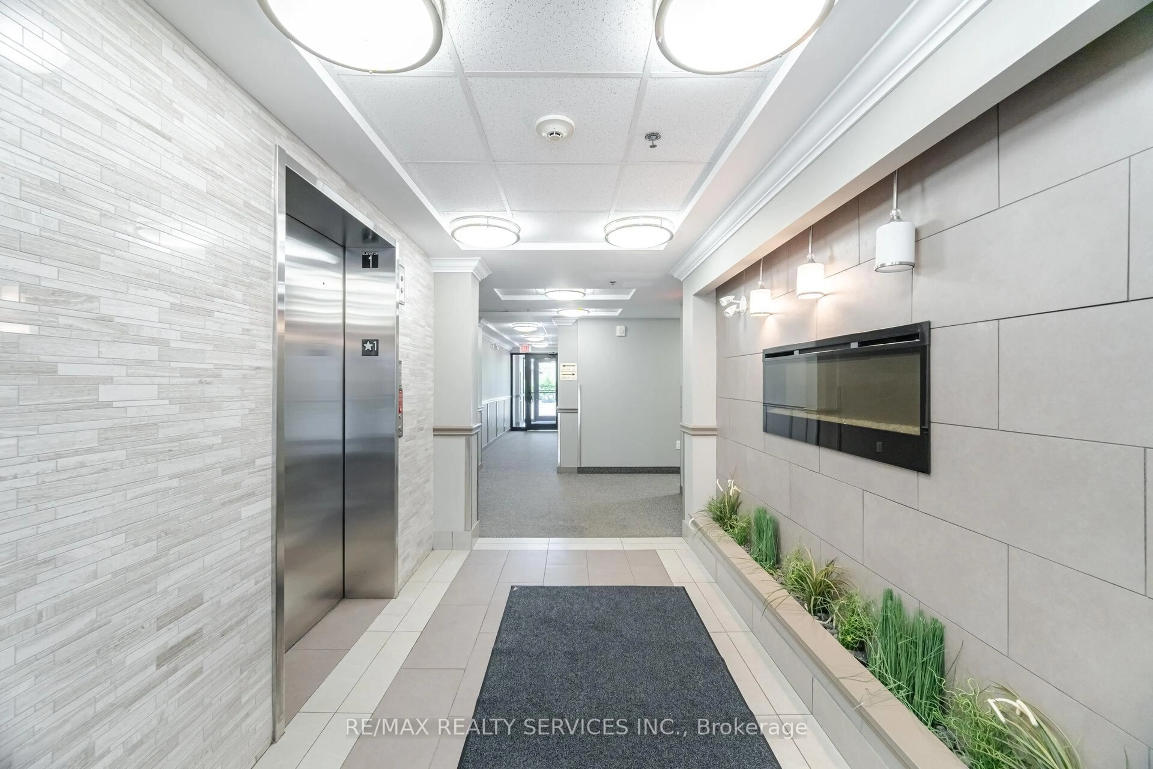 Indoor foyer for 60 Baycliffe Cres #301, Brampton Ontario L1P 1W7