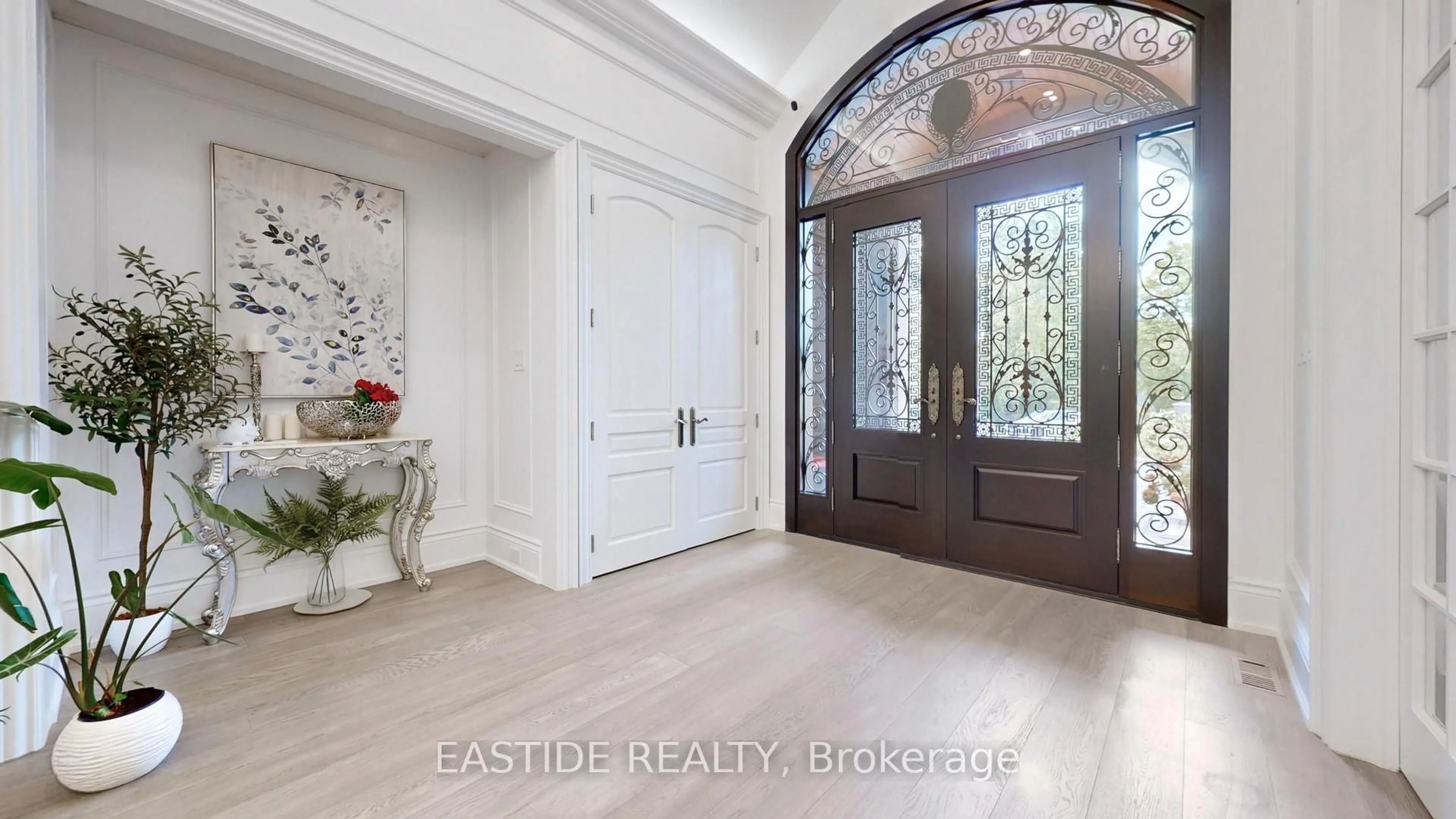 Indoor entryway for 431 Fourth Line, Oakville Ontario L6L 5A5
