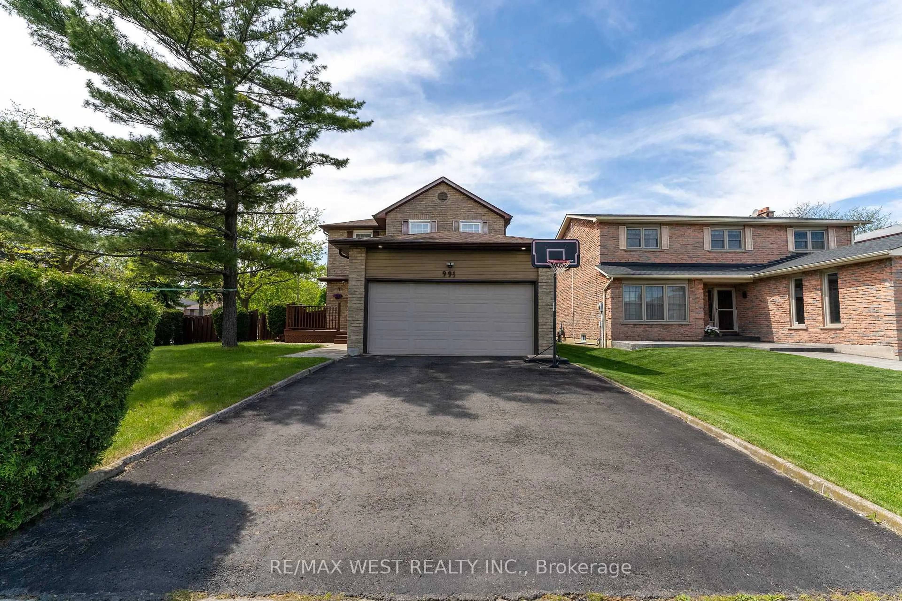 A pic from outside/outdoor area/front of a property/back of a property/a pic from drone, street for 991 Mannington Lane, Mississauga Ontario L4W 3X6