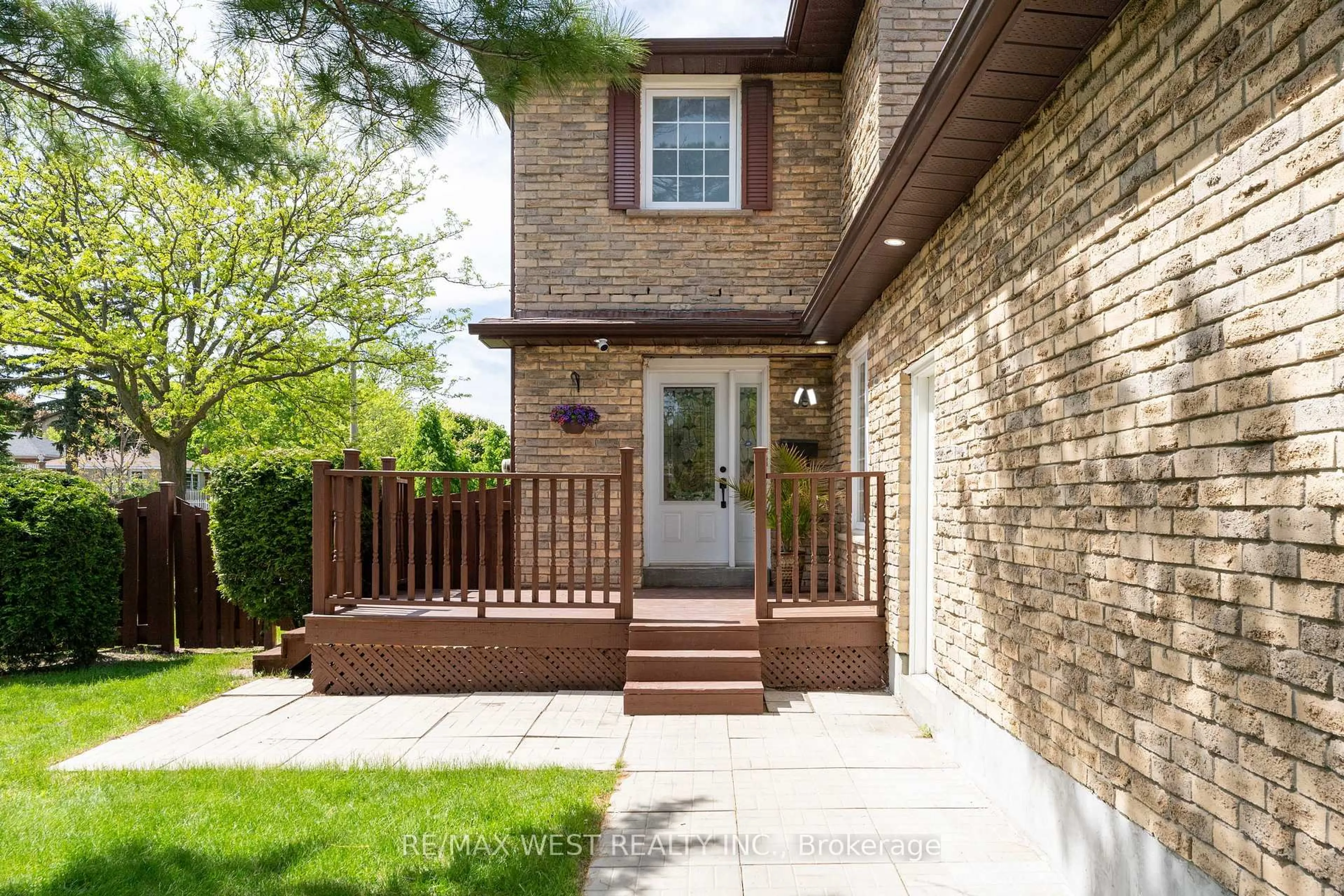 Home with brick exterior material, street for 991 Mannington Lane, Mississauga Ontario L4W 3X6