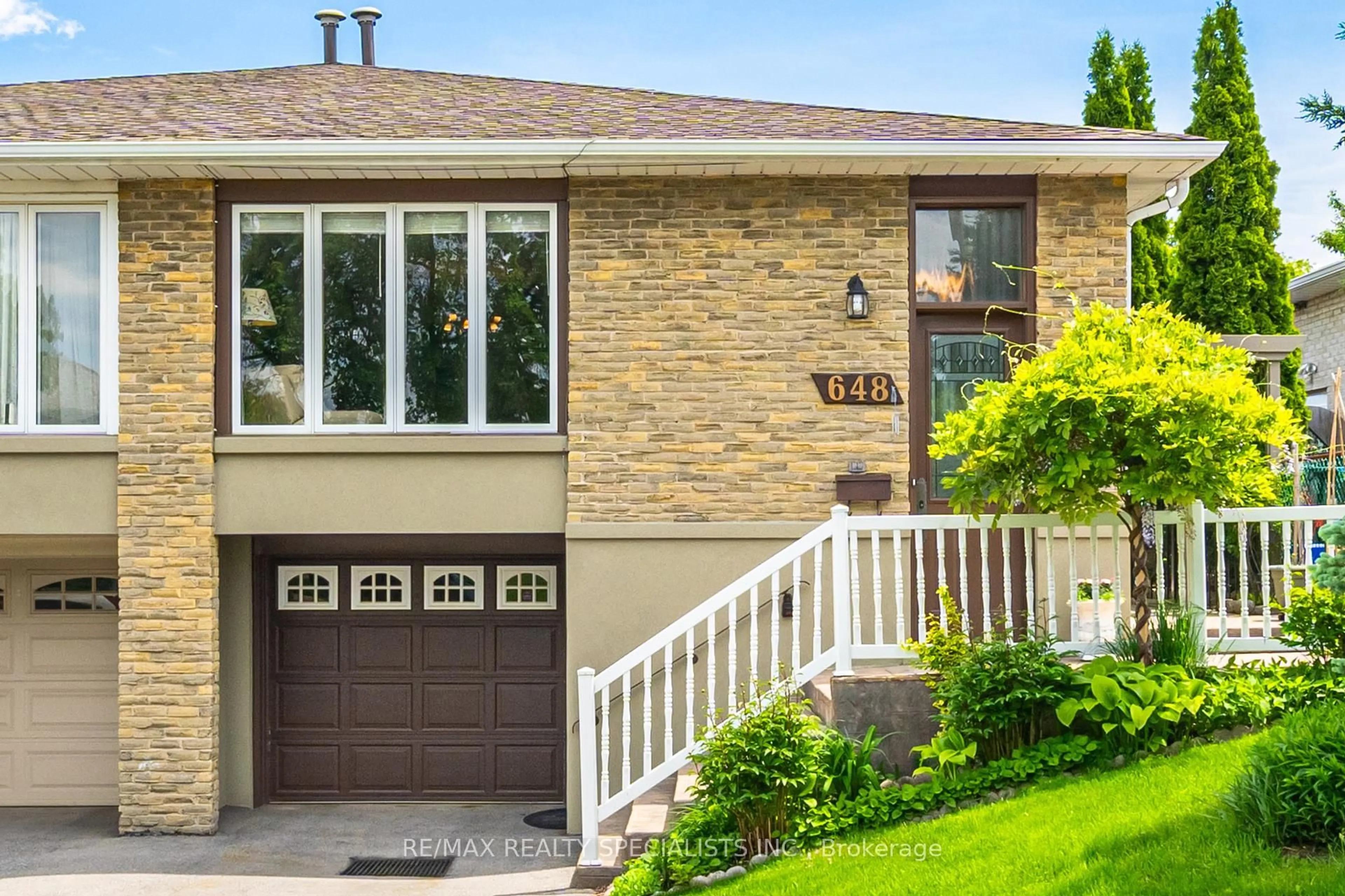 Home with brick exterior material, street for 648 Dodsworth Cres, Mississauga Ontario L4Y 2H5
