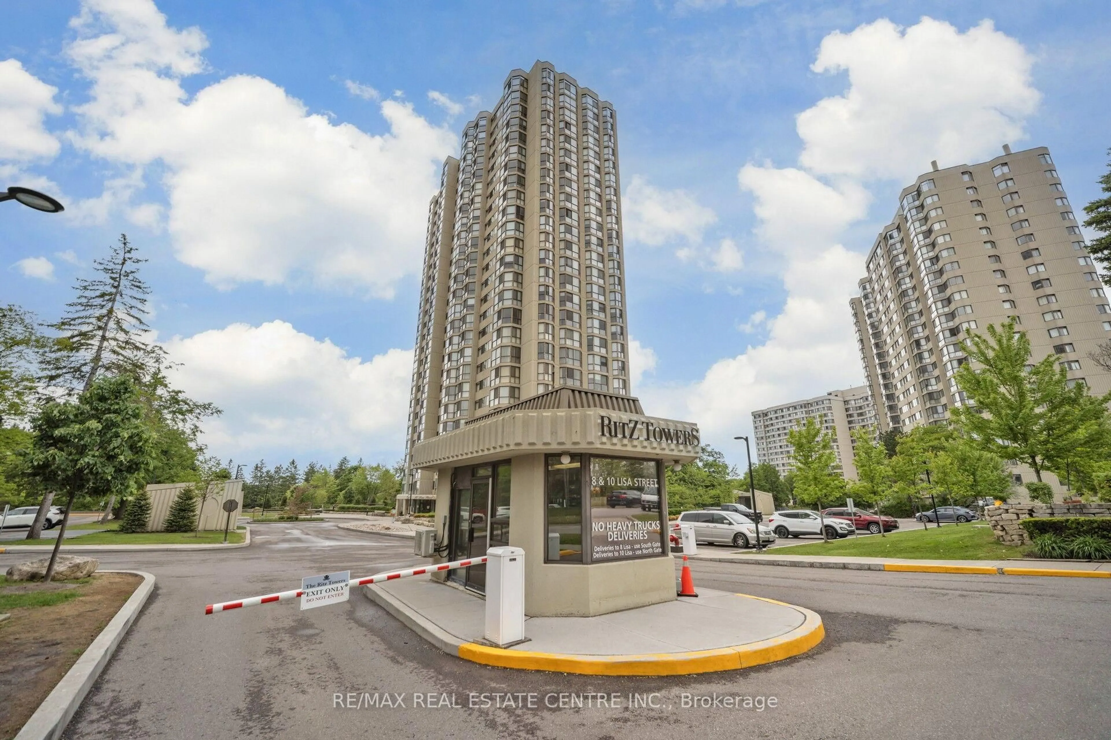 Indoor foyer for 8 Lisa St #1107, Brampton Ontario L6T 4S6