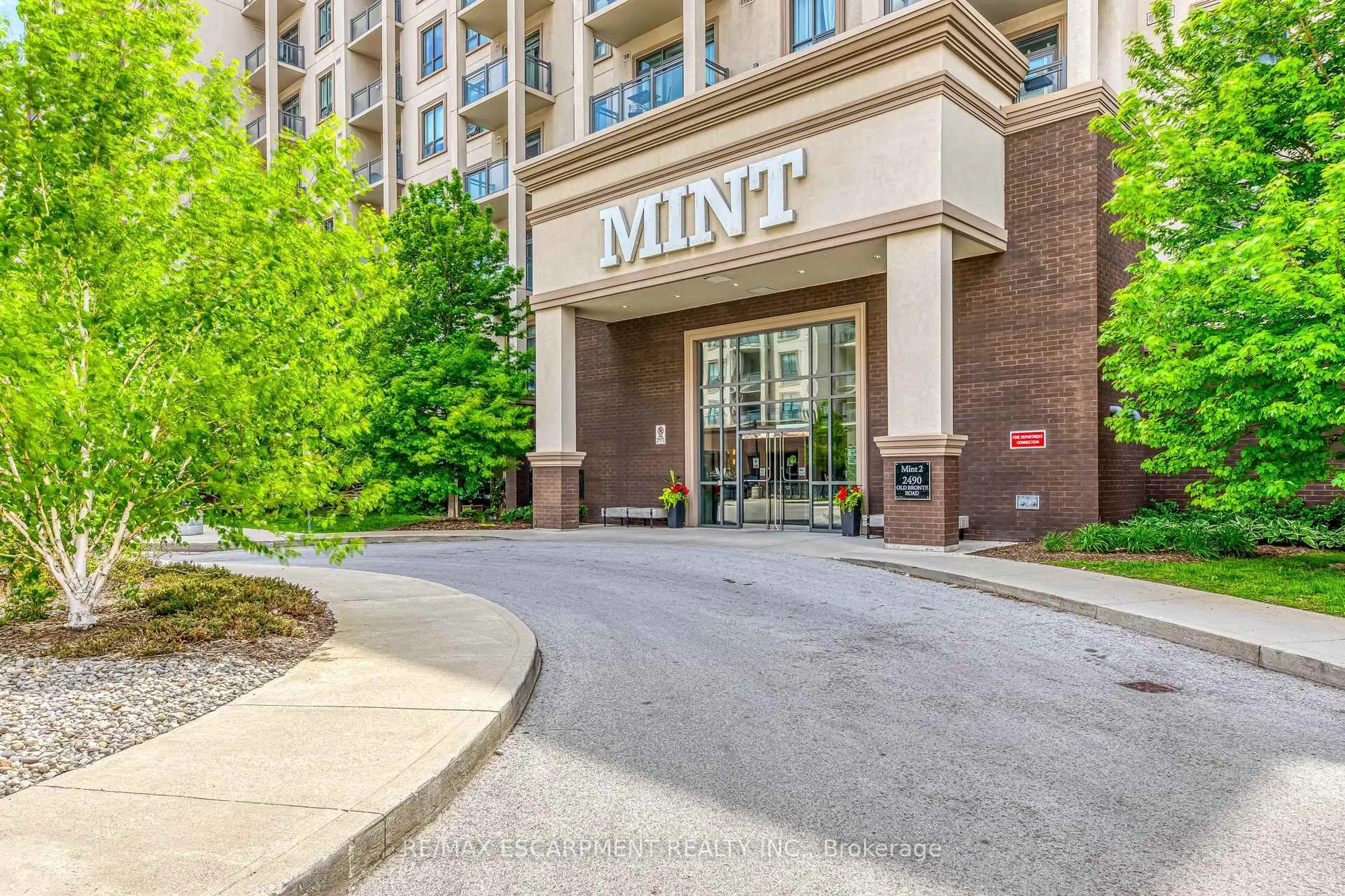 Indoor foyer for 2490 Old Bronte Rd #613, Oakville Ontario L6M 0Y5