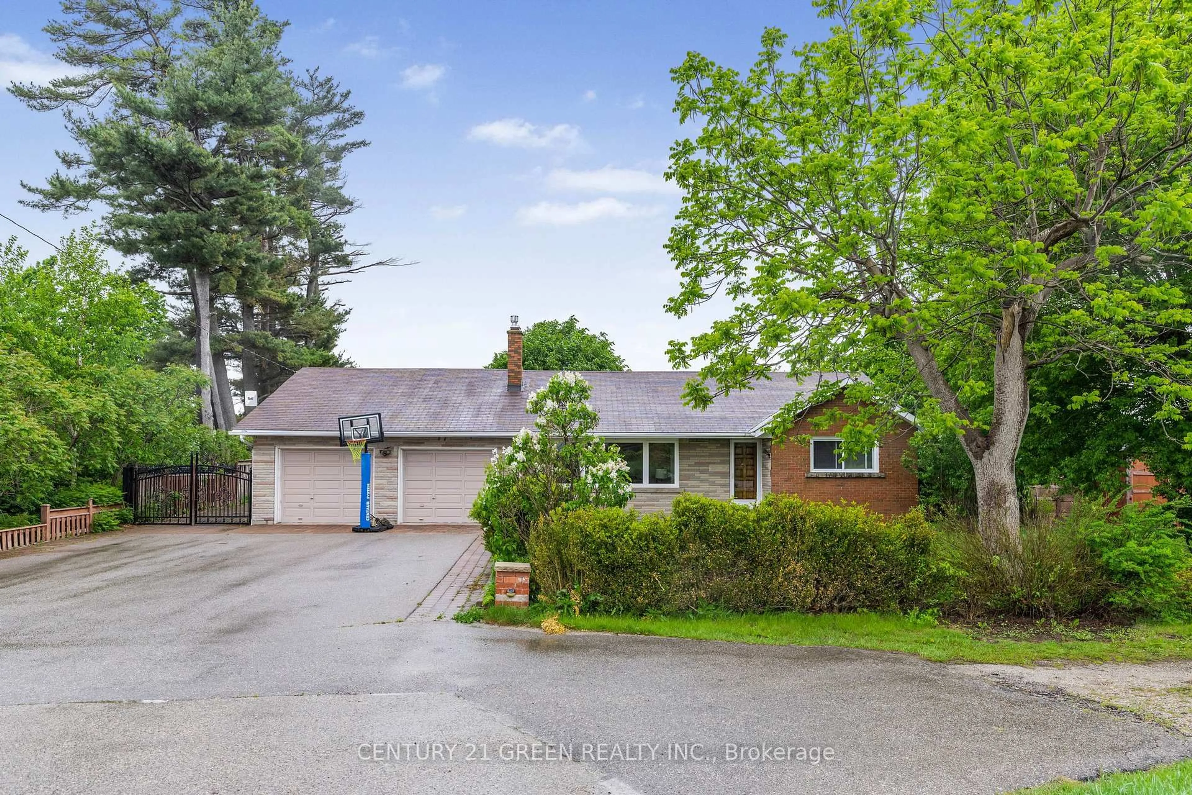 A pic from outside/outdoor area/front of a property/back of a property/a pic from drone, street for 5438 Trafalgar Rd, Milton Ontario L9E 0Y8
