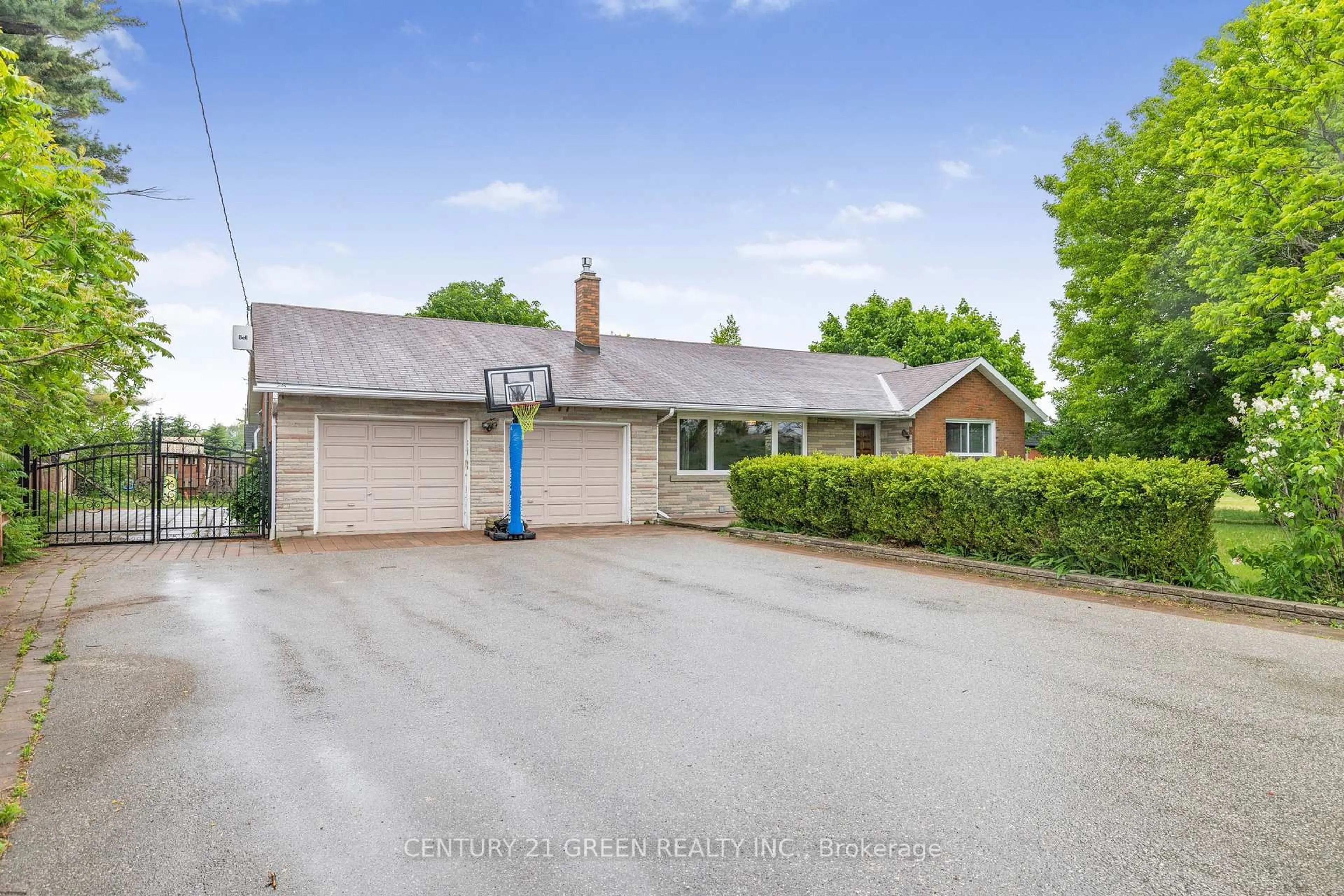 A pic from outside/outdoor area/front of a property/back of a property/a pic from drone, street for 5438 Trafalgar Rd, Milton Ontario L9E 0Y8