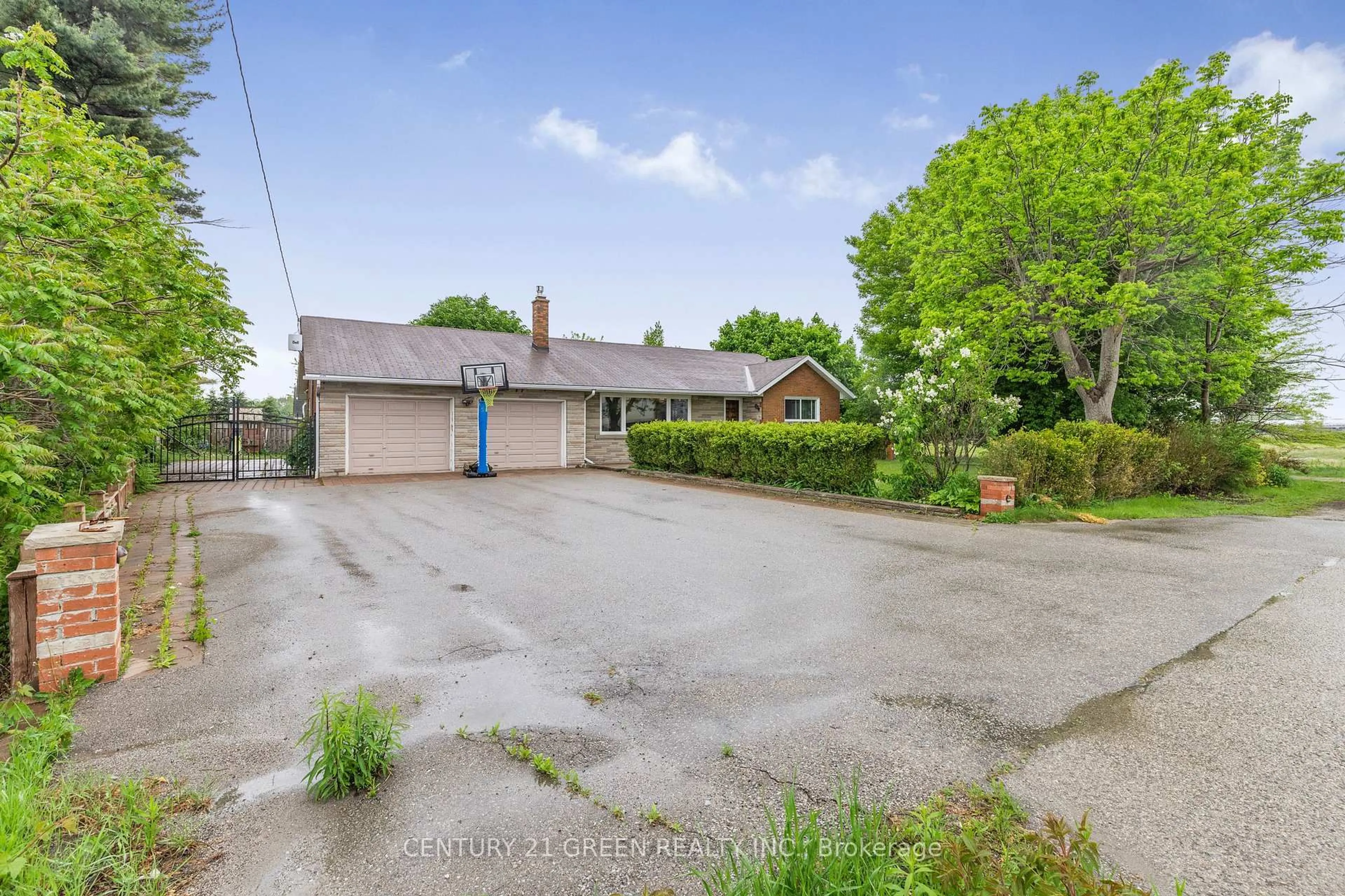A pic from outside/outdoor area/front of a property/back of a property/a pic from drone, street for 5438 Trafalgar Rd, Milton Ontario L9E 0Y8