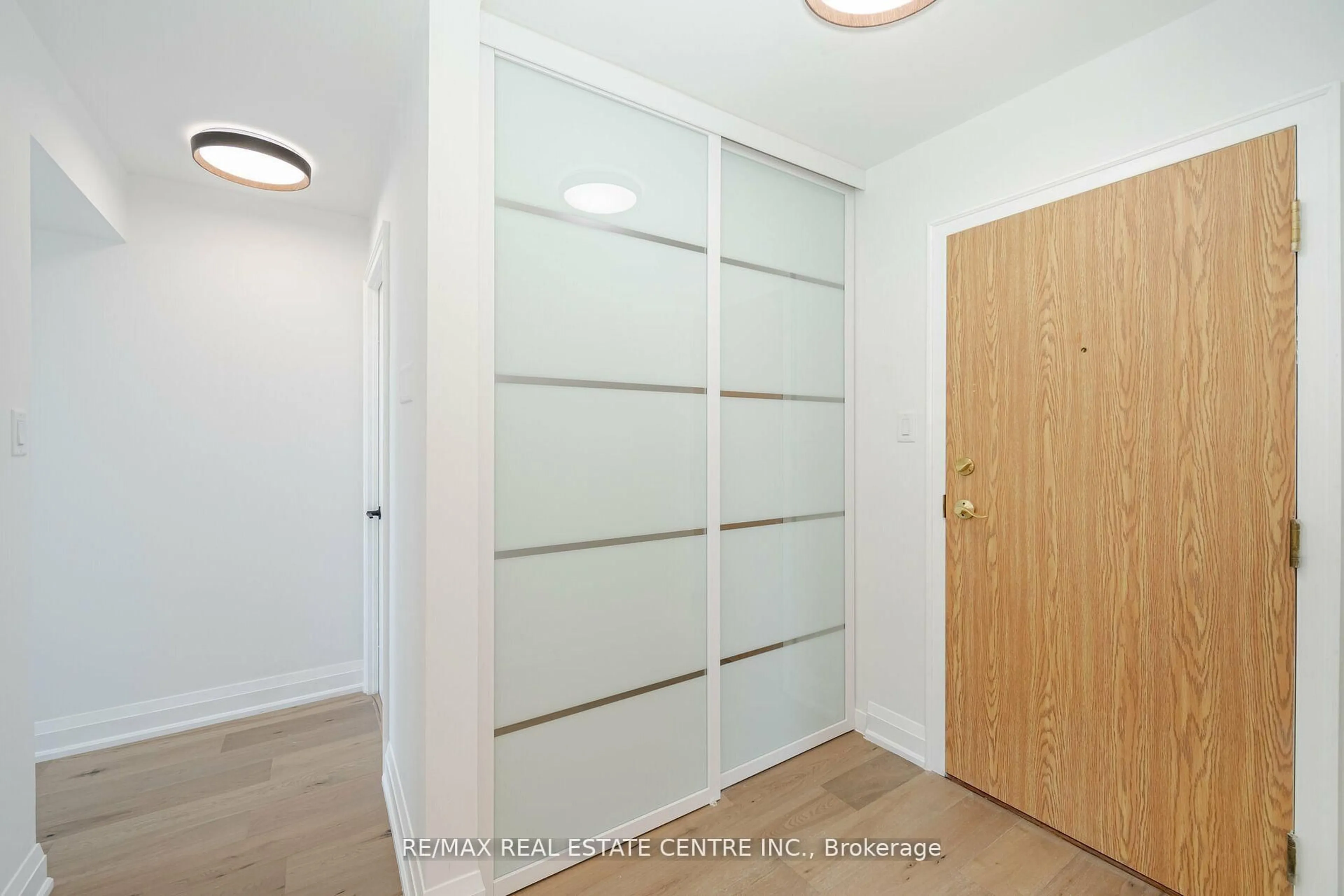 Indoor entryway for 1360 Rathburn Rd #1404, Mississauga Ontario L4W 4H4