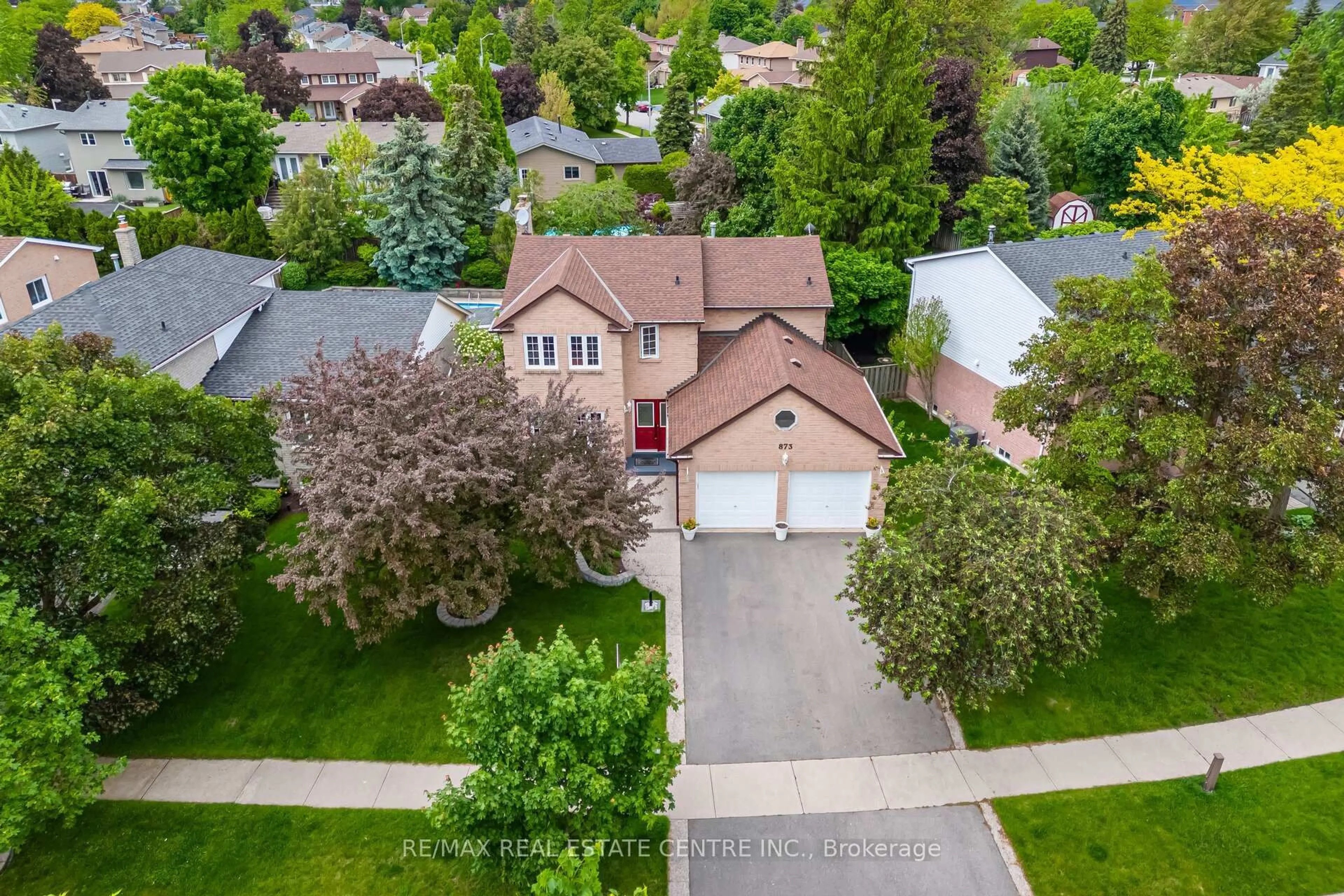 A pic from outside/outdoor area/front of a property/back of a property/a pic from drone, street for 873 Morley Ave, Milton Ontario L9T 4Y2
