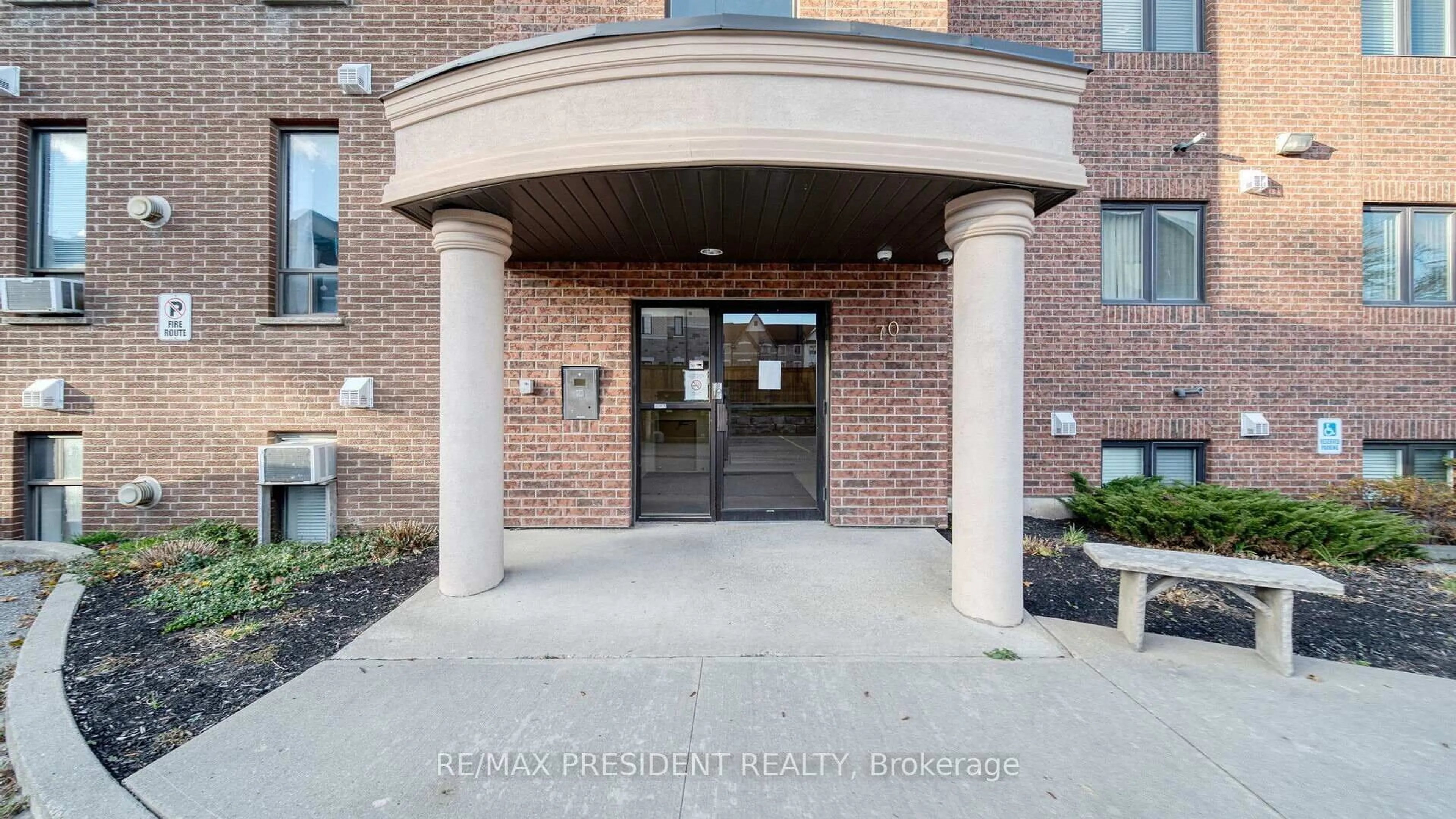 Indoor foyer for 70 First St #301, Orangeville Ontario L9W 2E5