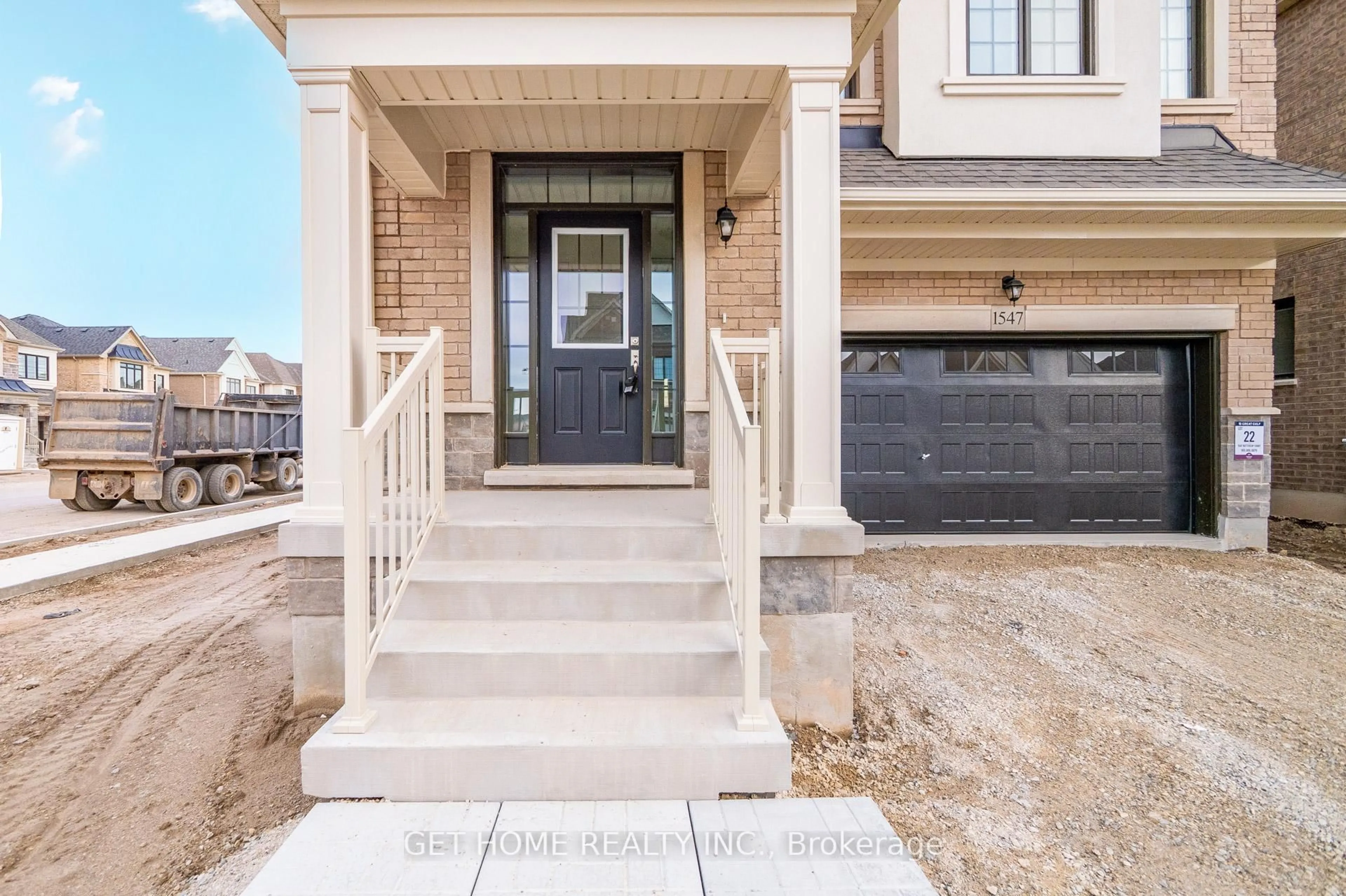 Indoor entryway for 1547 Buttercup Crt, Milton Ontario L9E 1G5