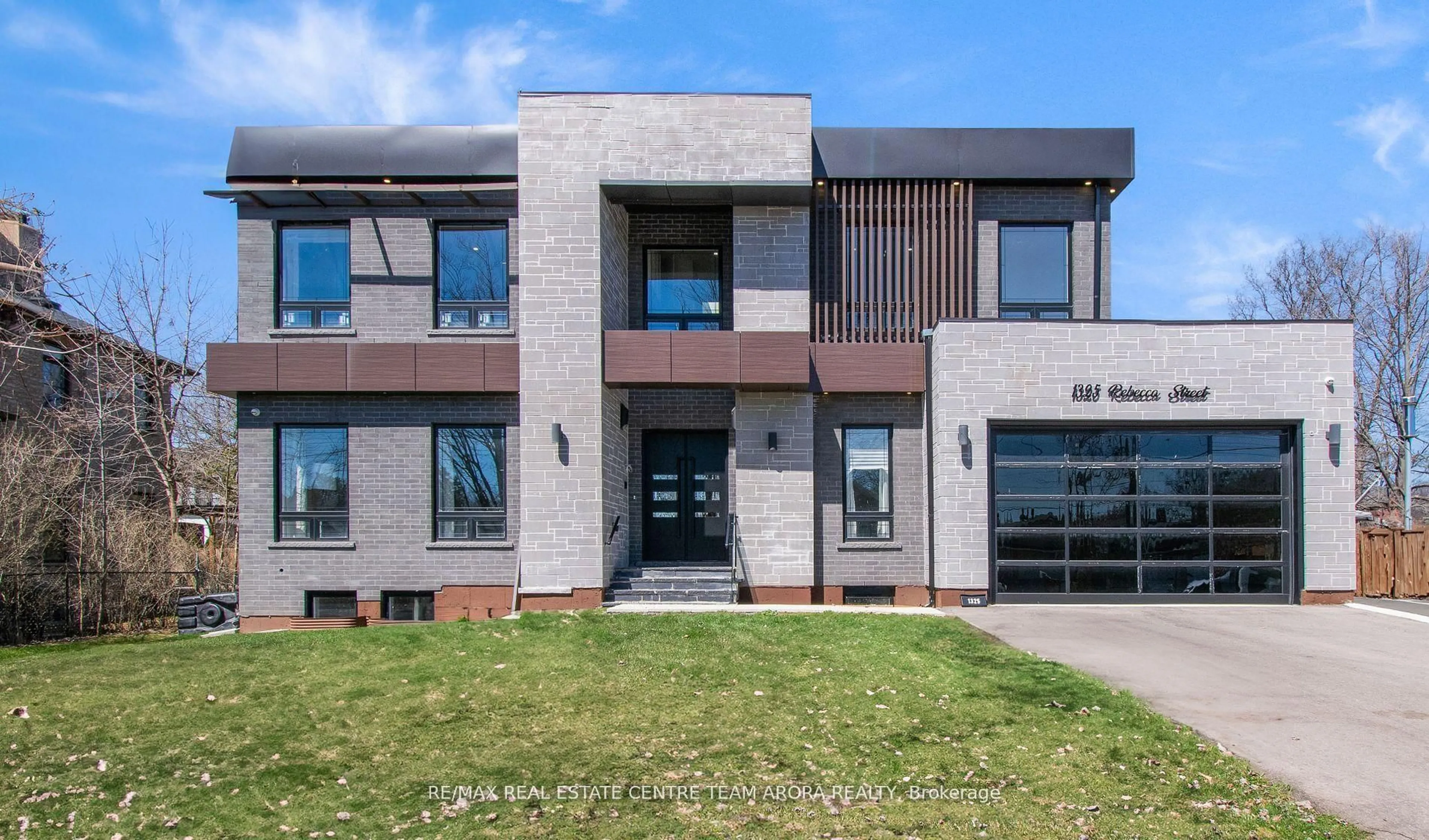Home with brick exterior material, unknown for 1325 Rebecca St, Oakville Ontario L6L 1Z3