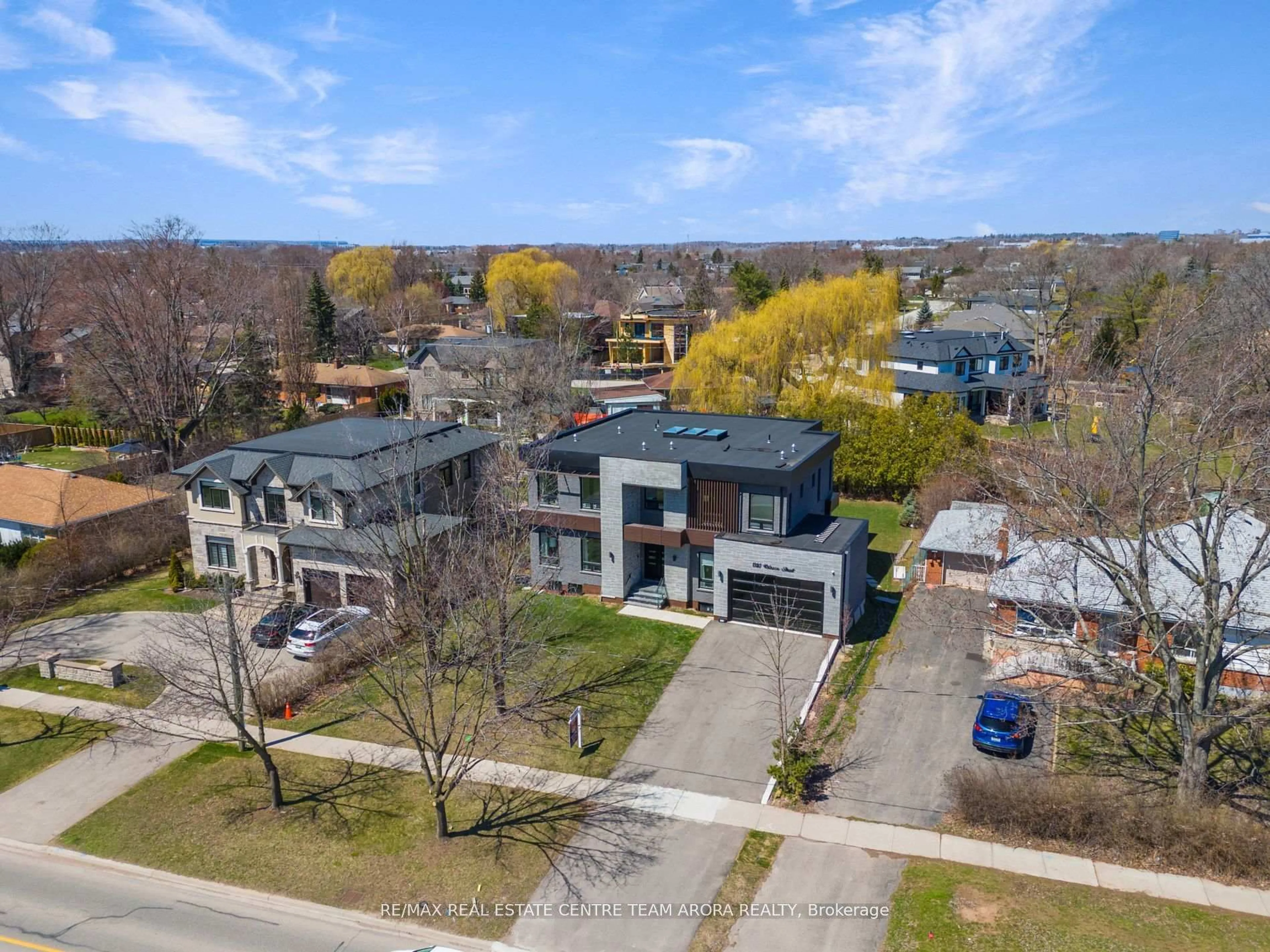 A pic from outside/outdoor area/front of a property/back of a property/a pic from drone, street for 1325 Rebecca St, Oakville Ontario L6L 1Z3