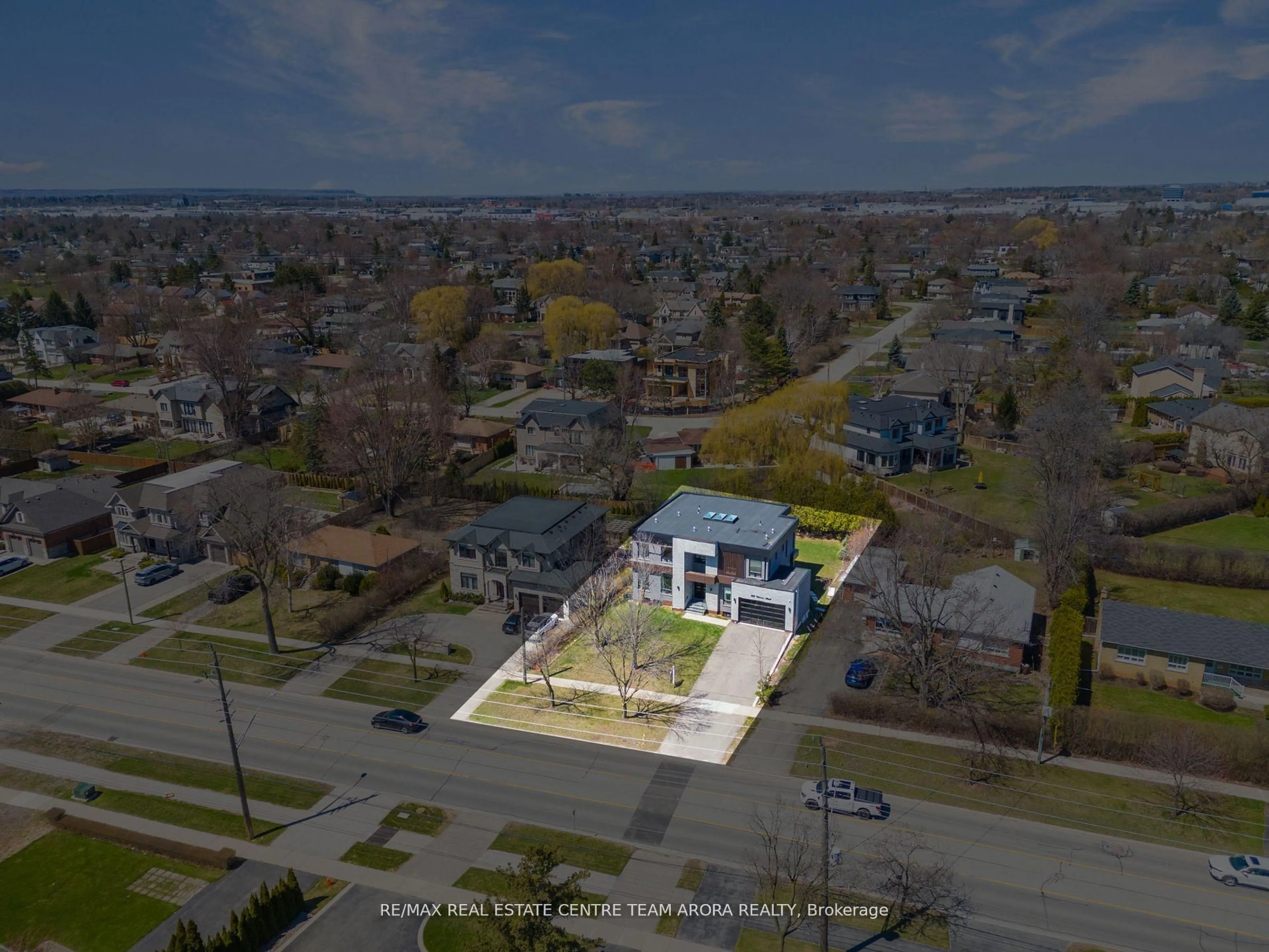A pic from outside/outdoor area/front of a property/back of a property/a pic from drone, street for 1325 Rebecca St, Oakville Ontario L6L 1Z3