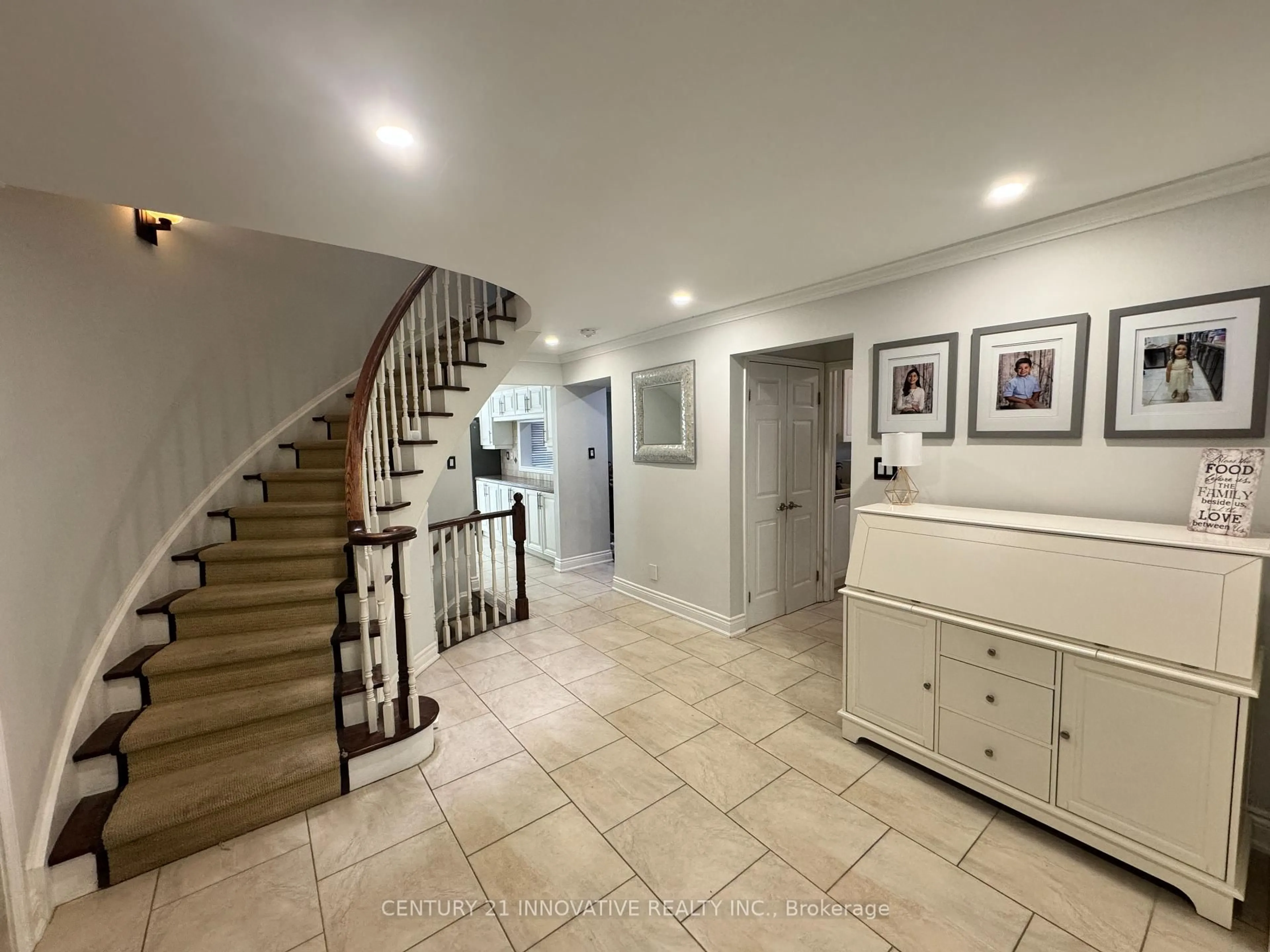 Indoor foyer for 23 Linden Cres, Brampton Ontario L6S 4A1
