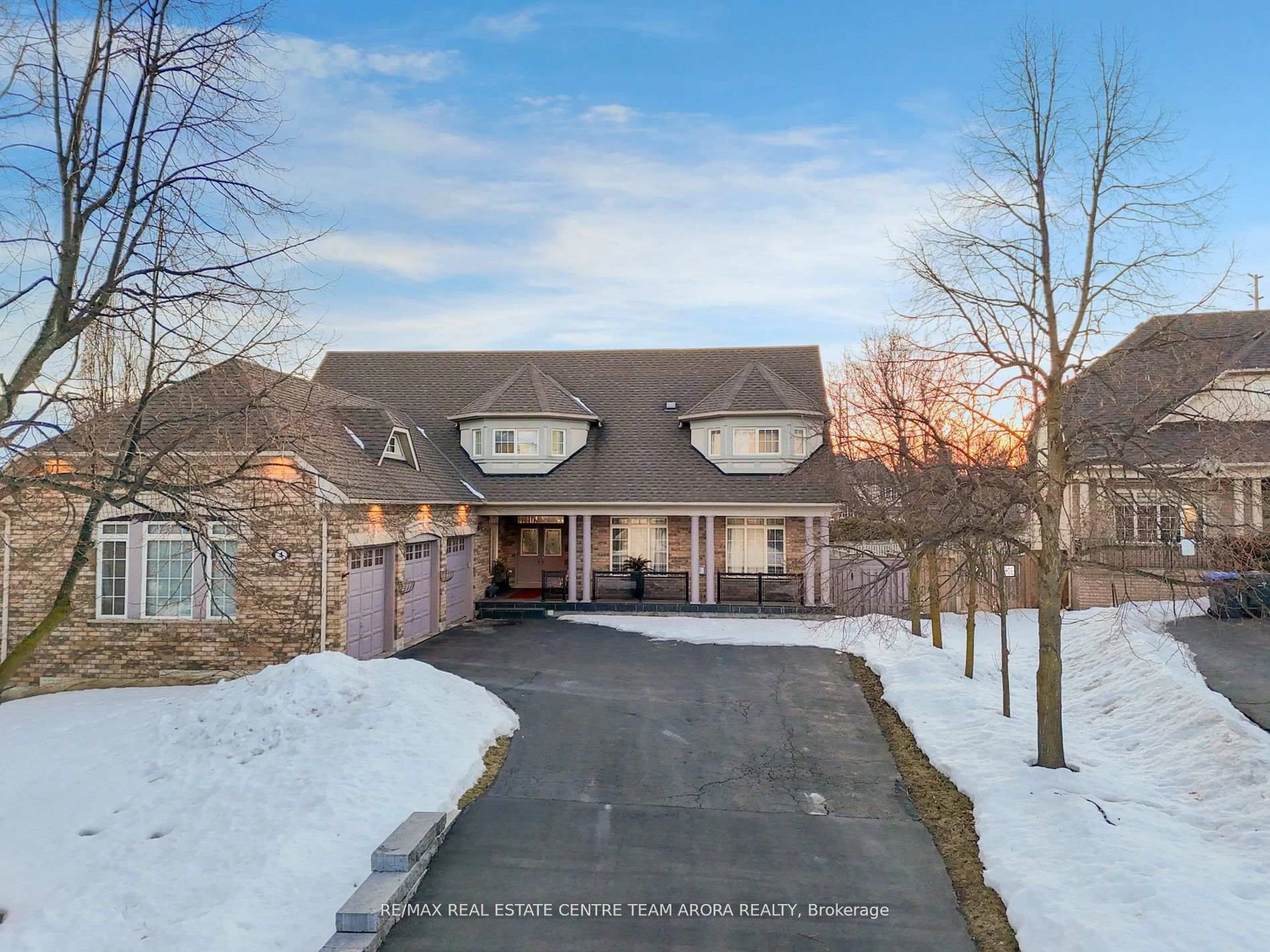 A pic from outside/outdoor area/front of a property/back of a property/a pic from drone, street for 4 Champion Crt, Brampton Ontario L6Y 5G9