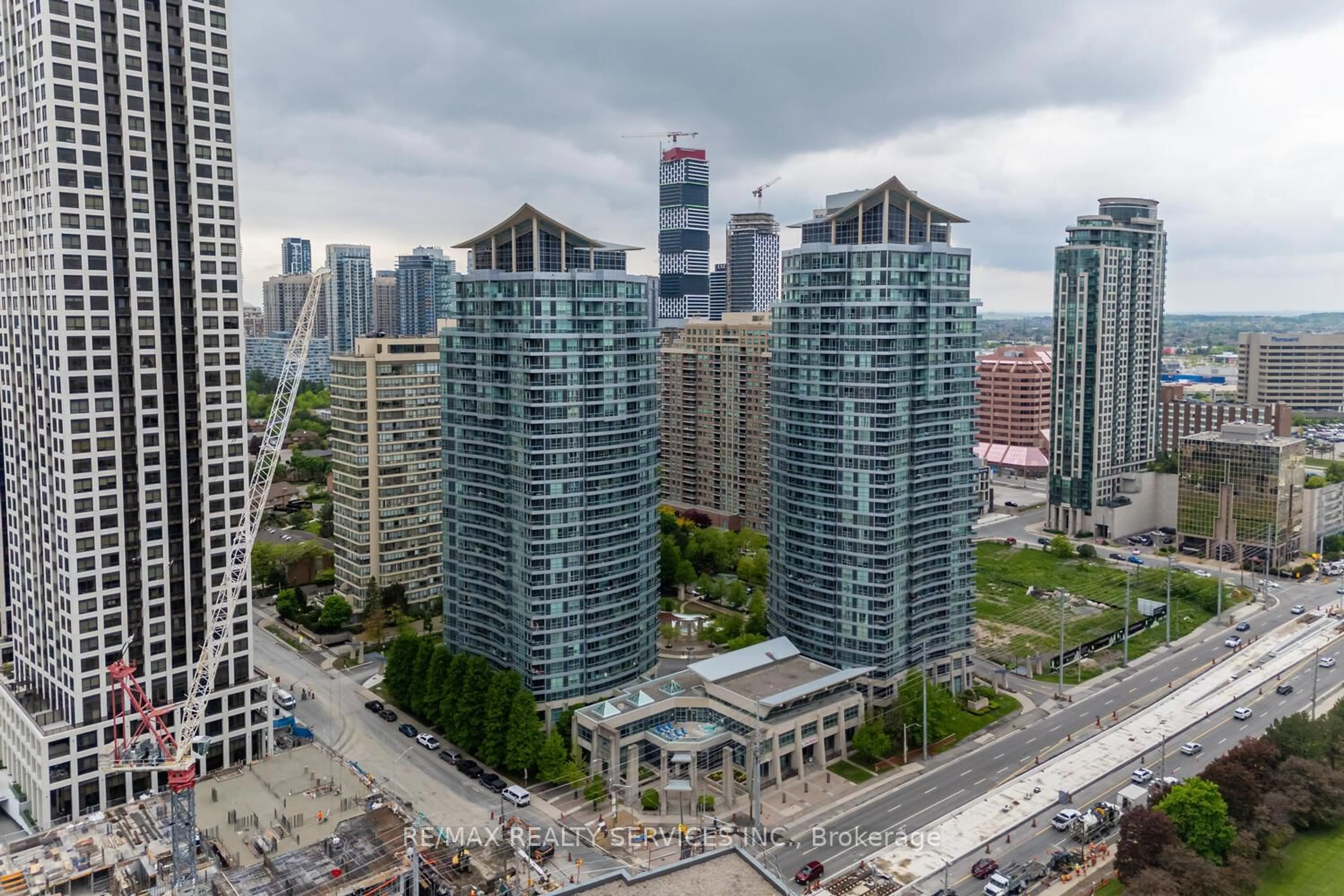 A pic from outside/outdoor area/front of a property/back of a property/a pic from drone, city buildings view from balcony for 33 Elm Dr #1403, Mississauga Ontario L5B 4M2