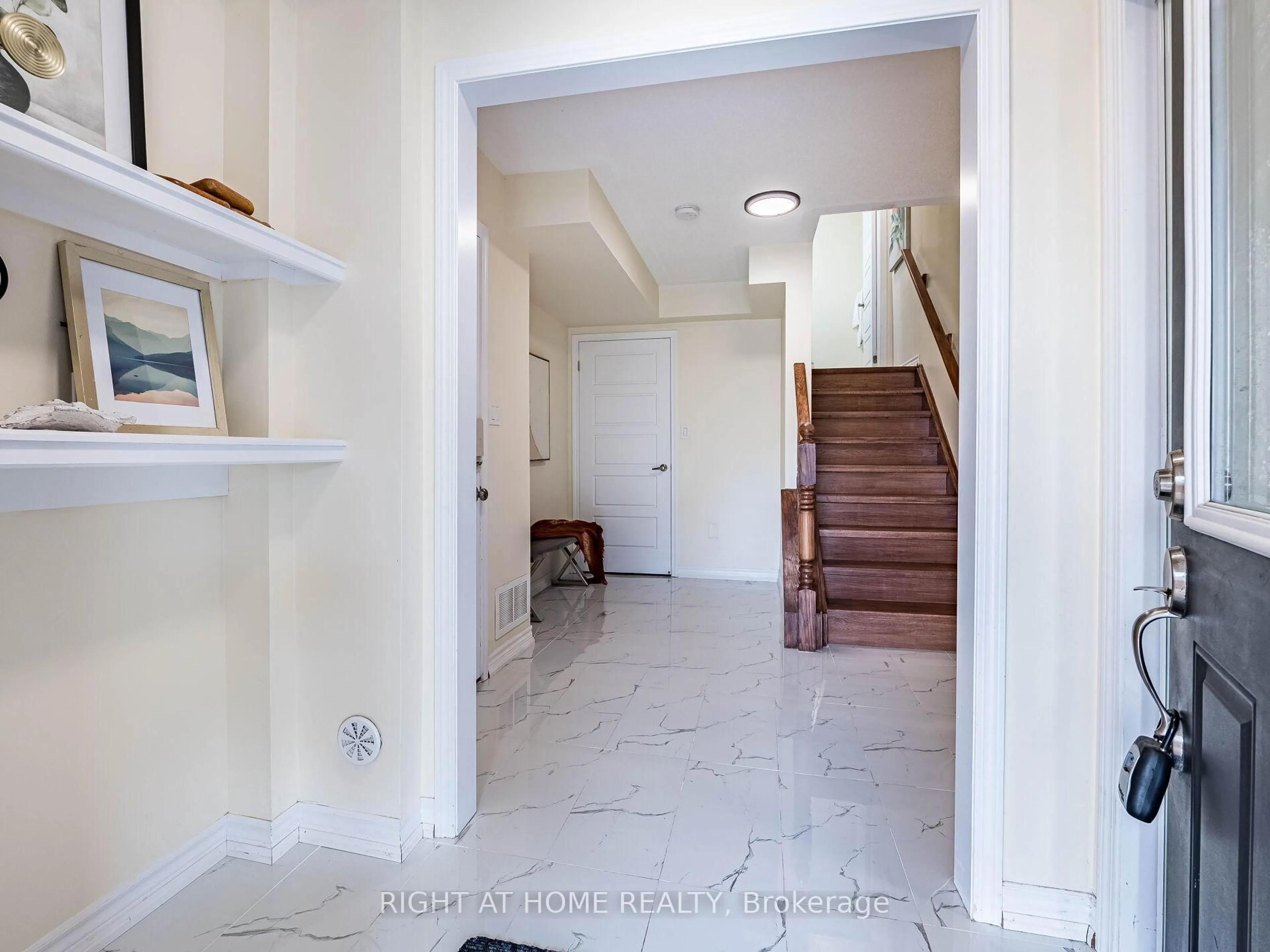 Indoor entryway for 1759 Copeland Circ, Milton Ontario L9T 8X8