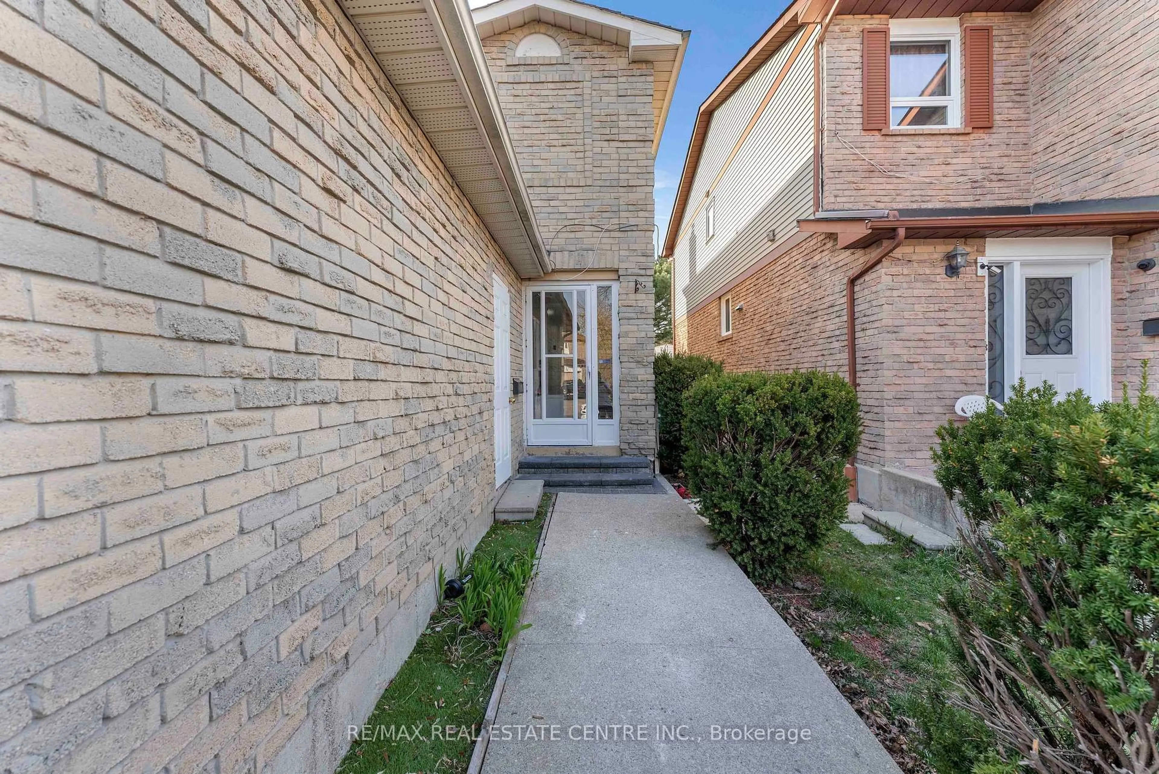 Home with brick exterior material, street for 44 Abelard Ave, Brampton Ontario L6Y 2K8