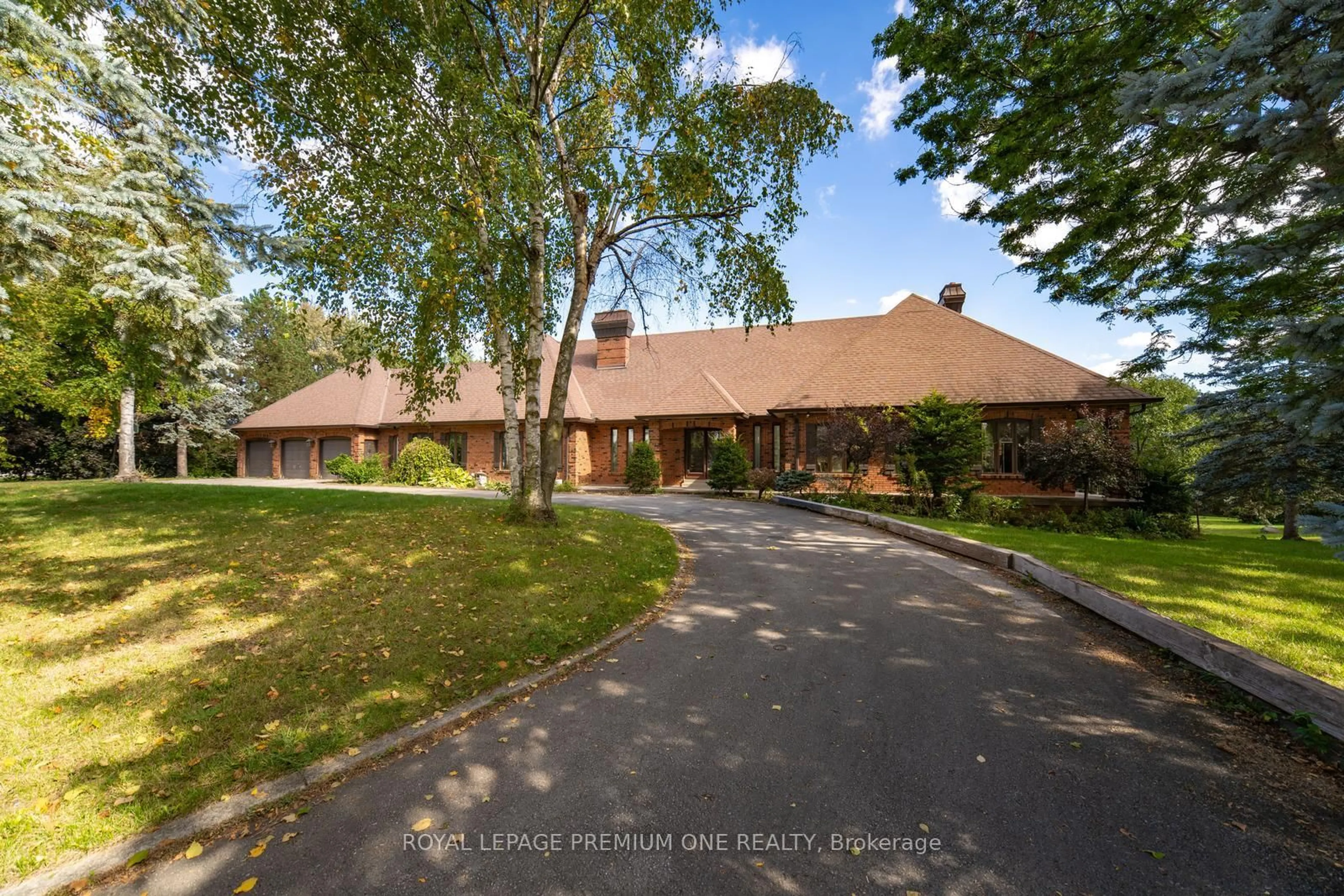 A pic from outside/outdoor area/front of a property/back of a property/a pic from drone, street for 8 Beamish Crt, Brampton Ontario L6P 0X8