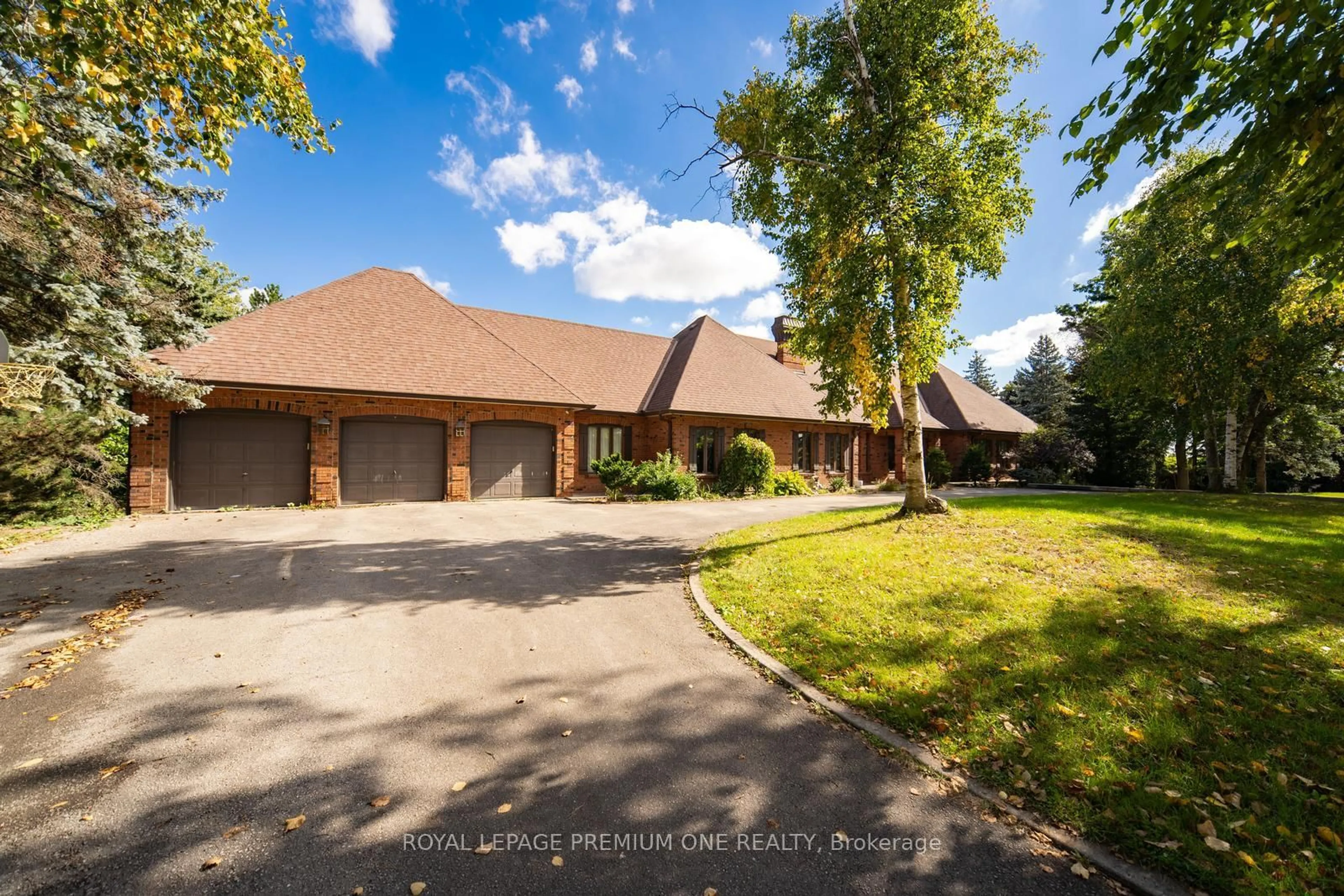 A pic from outside/outdoor area/front of a property/back of a property/a pic from drone, unknown for 8 Beamish Crt, Brampton Ontario L6P 0X8