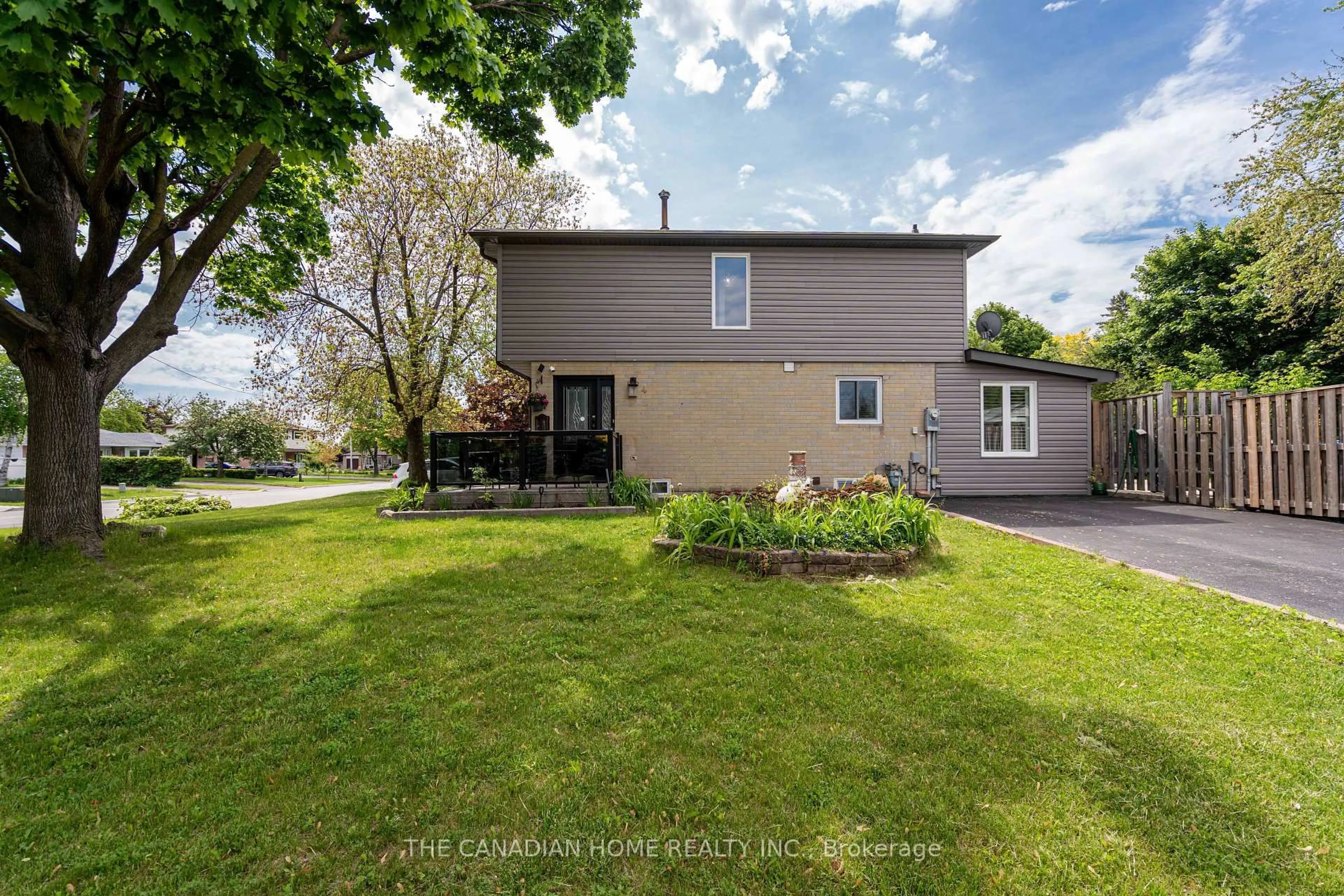 A pic from outside/outdoor area/front of a property/back of a property/a pic from drone, unknown for 4 Gulliver Cres, Brampton Ontario L6S 1T1