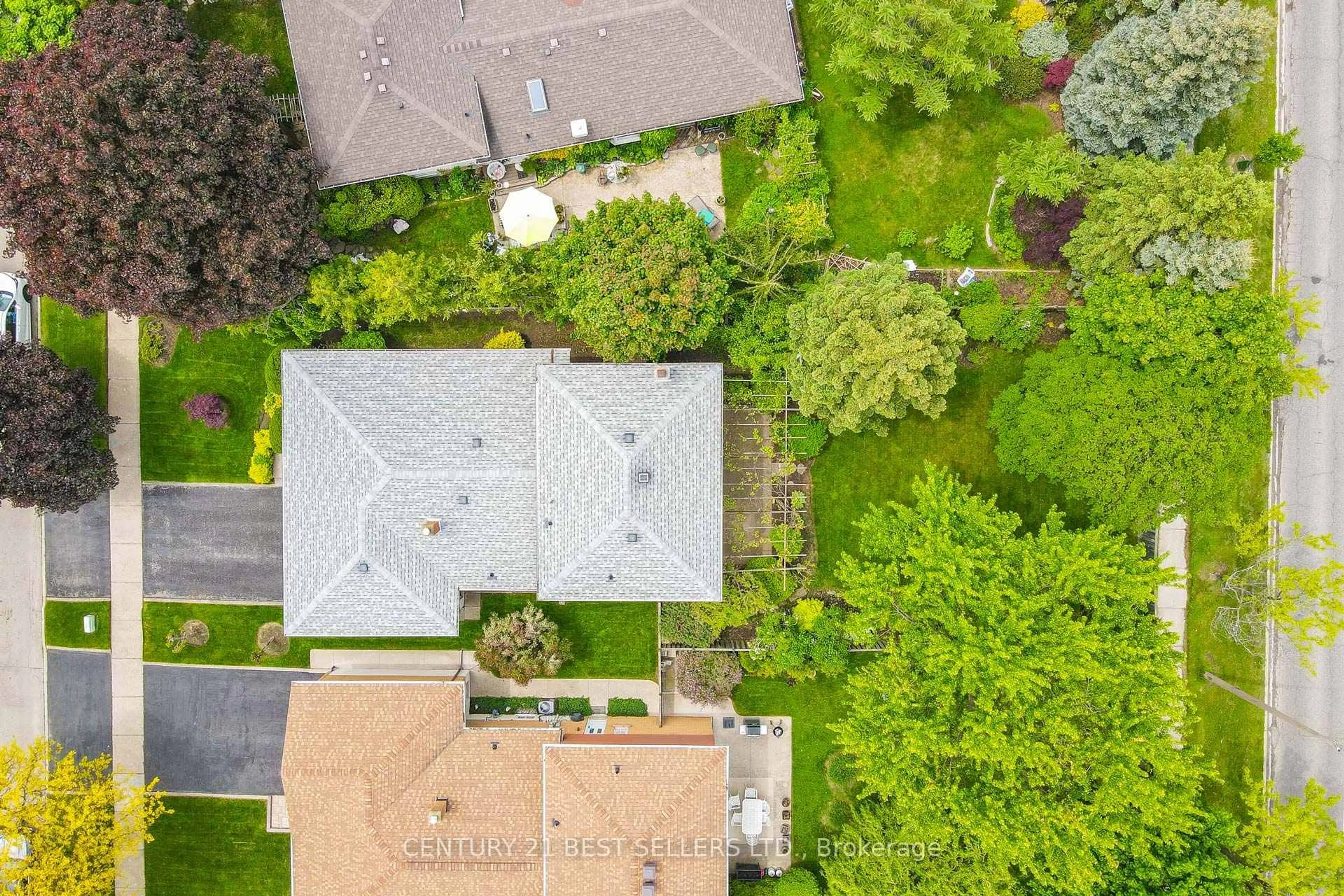 A pic from outside/outdoor area/front of a property/back of a property/a pic from drone, street for 3403 Juanita Crt, Mississauga Ontario L5A 3J5