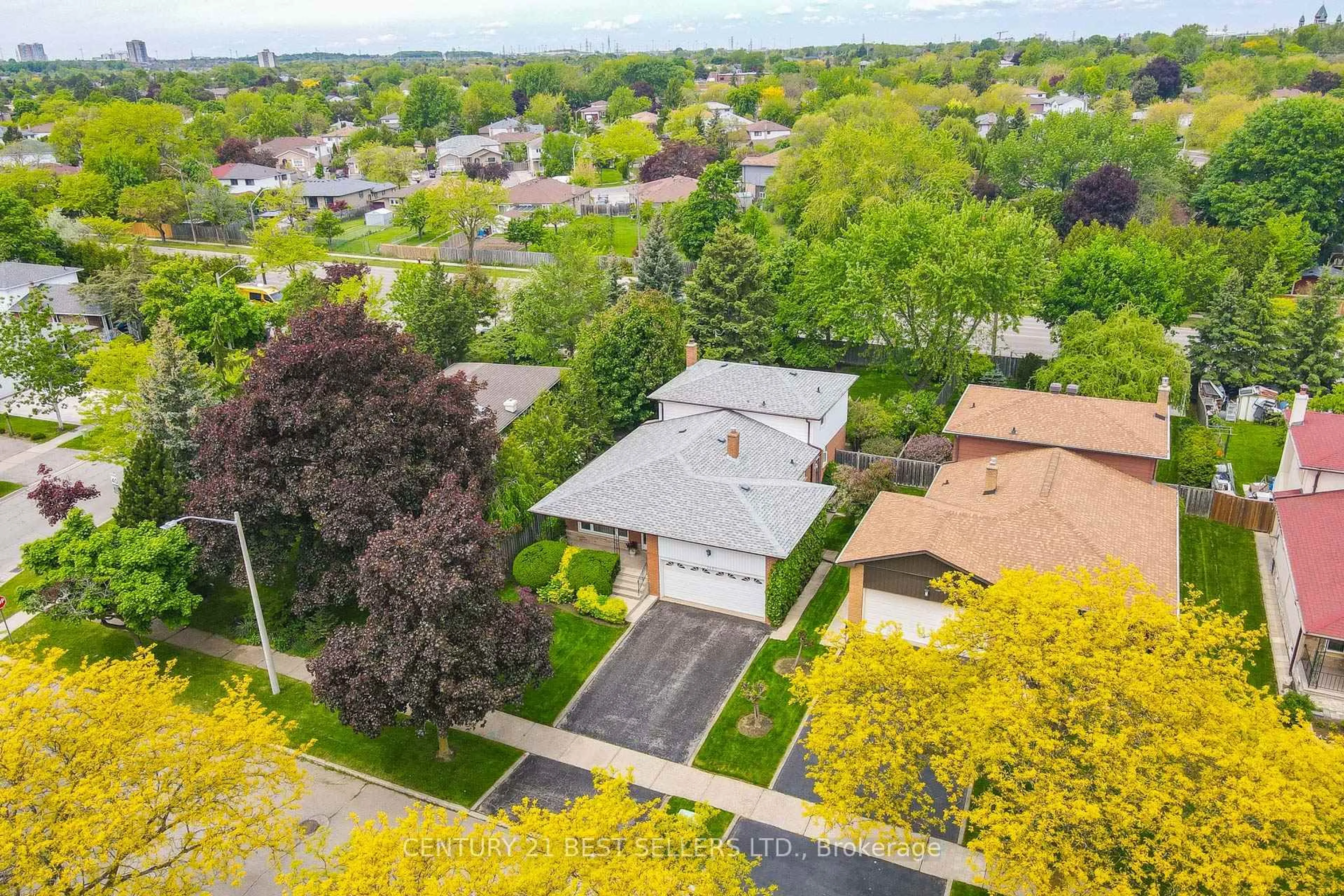 A pic from outside/outdoor area/front of a property/back of a property/a pic from drone, street for 3403 Juanita Crt, Mississauga Ontario L5A 3J5
