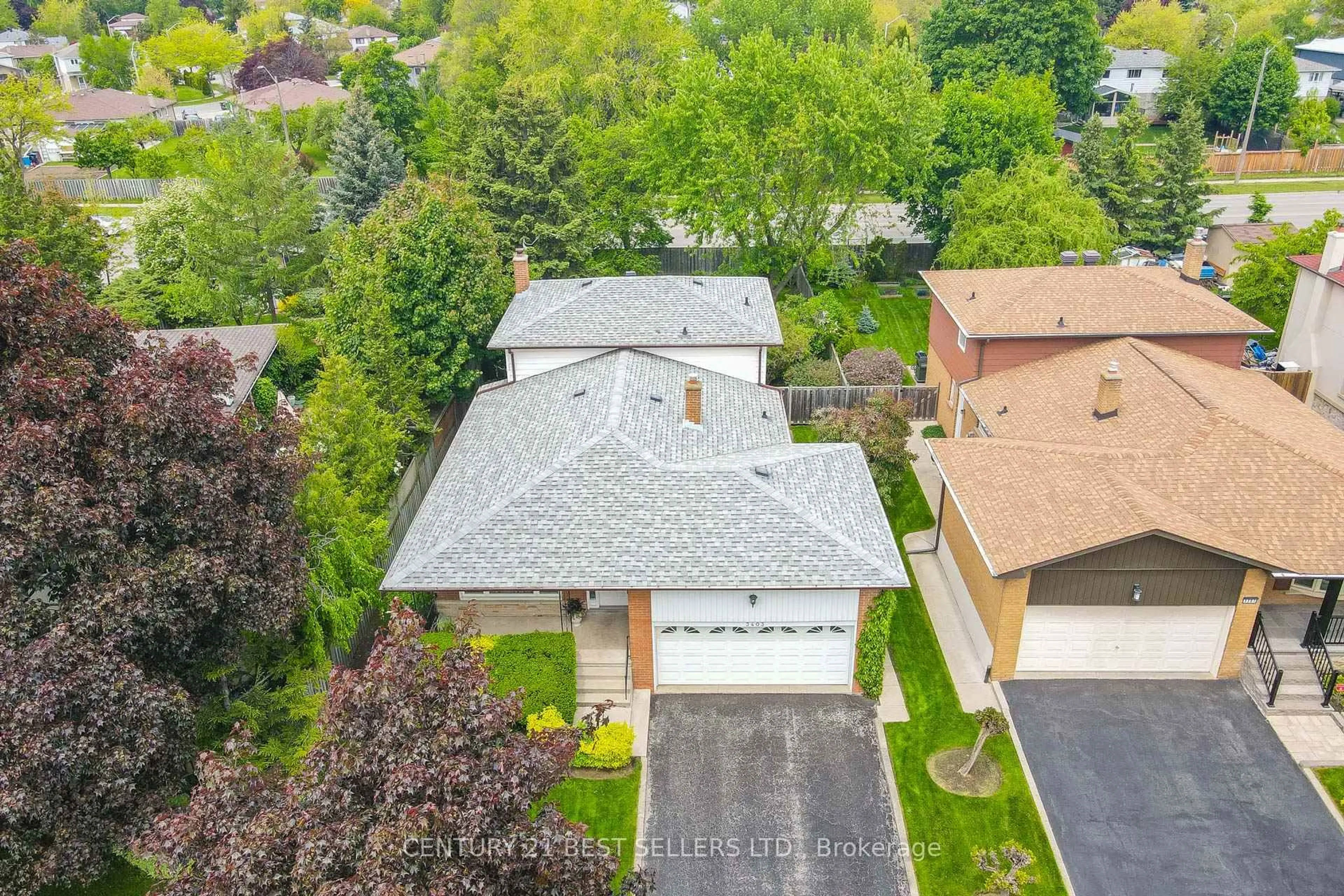 A pic from outside/outdoor area/front of a property/back of a property/a pic from drone, street for 3403 Juanita Crt, Mississauga Ontario L5A 3J5