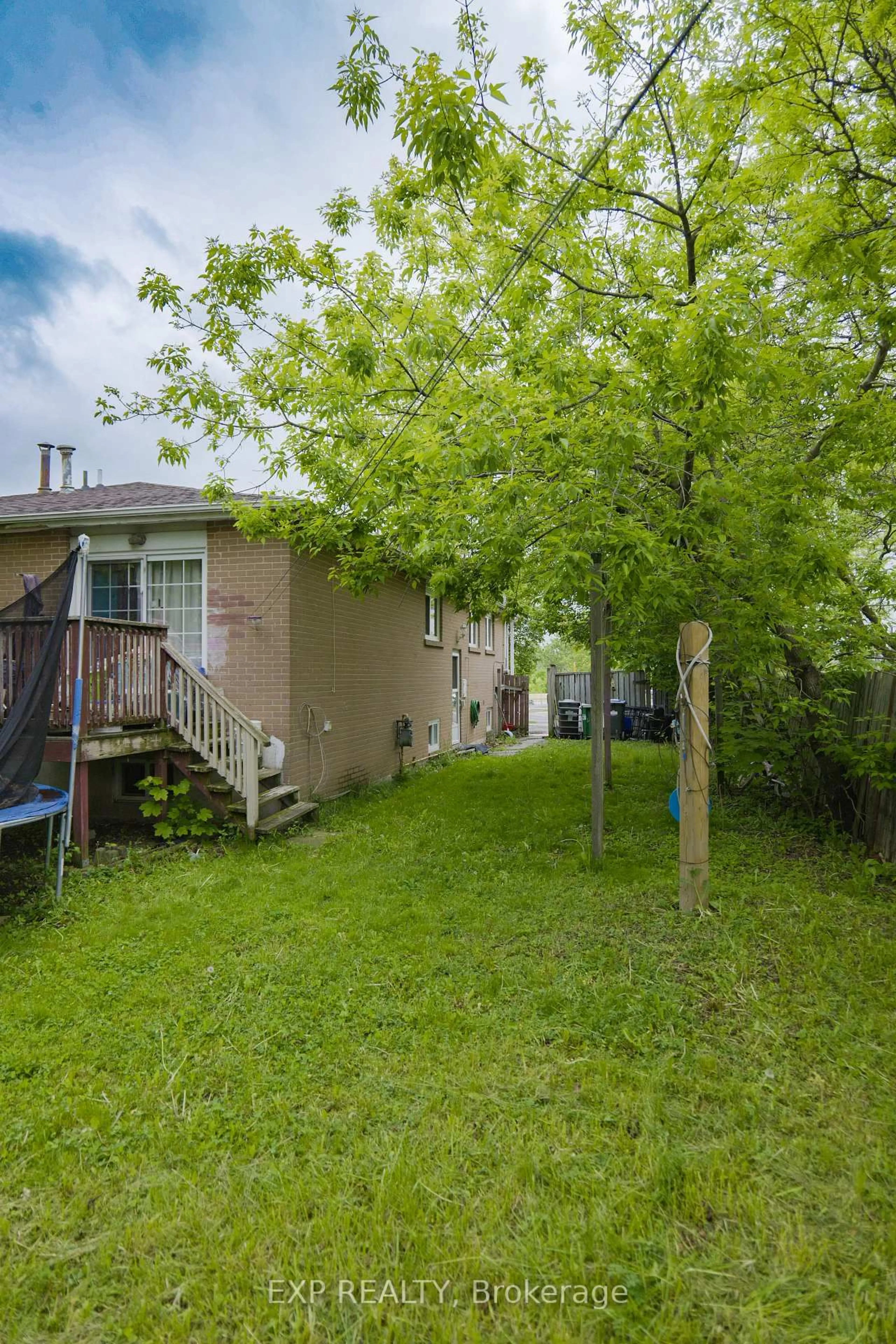 Patio, street for 7335 Darcel Ave, Mississauga Ontario L4T 2X4
