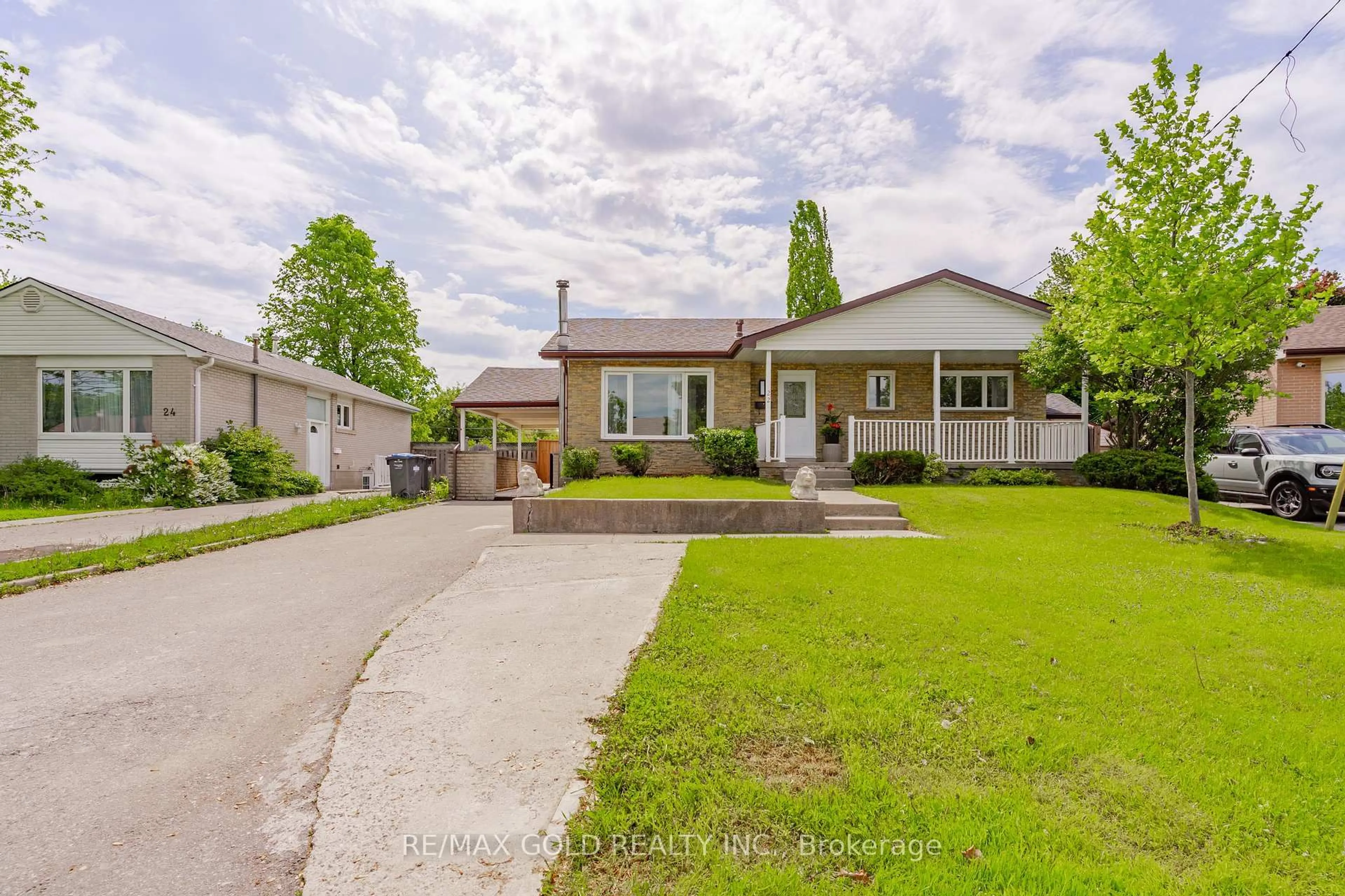 A pic from outside/outdoor area/front of a property/back of a property/a pic from drone, street for 22 Carlyle Cres, Brampton Ontario L6W 2Z1