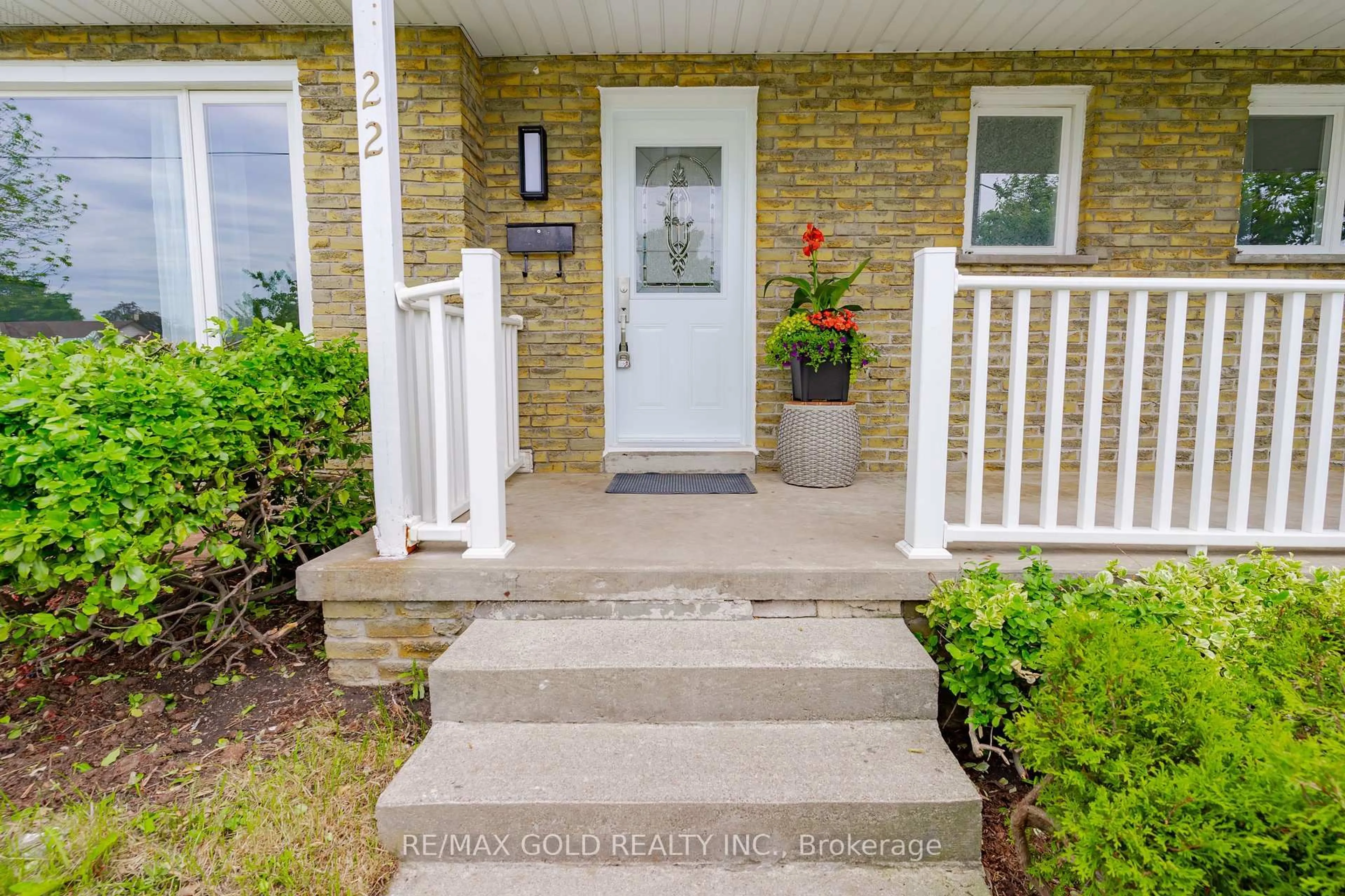 Indoor entryway for 22 Carlyle Cres, Brampton Ontario L6W 2Z1