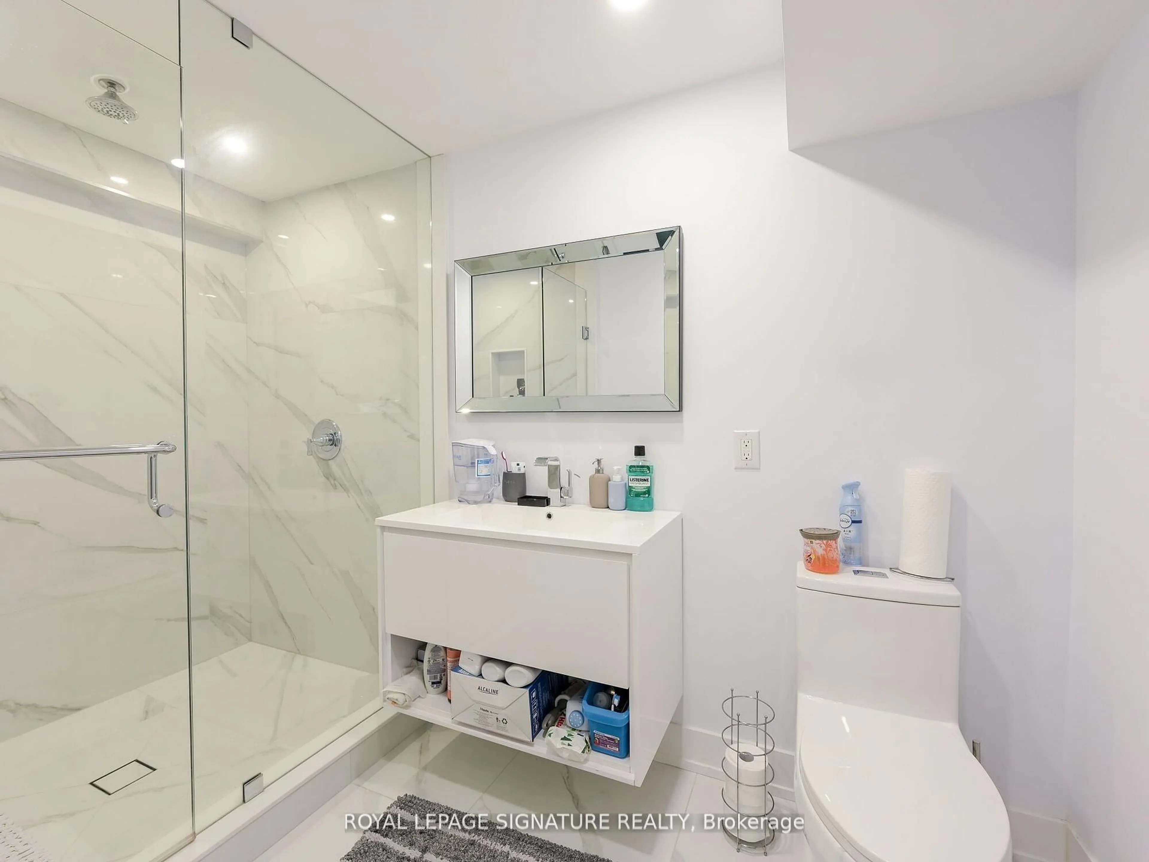Standard bathroom, ceramic/tile floor for 281 McGill St, Mississauga Ontario L5A 1V3