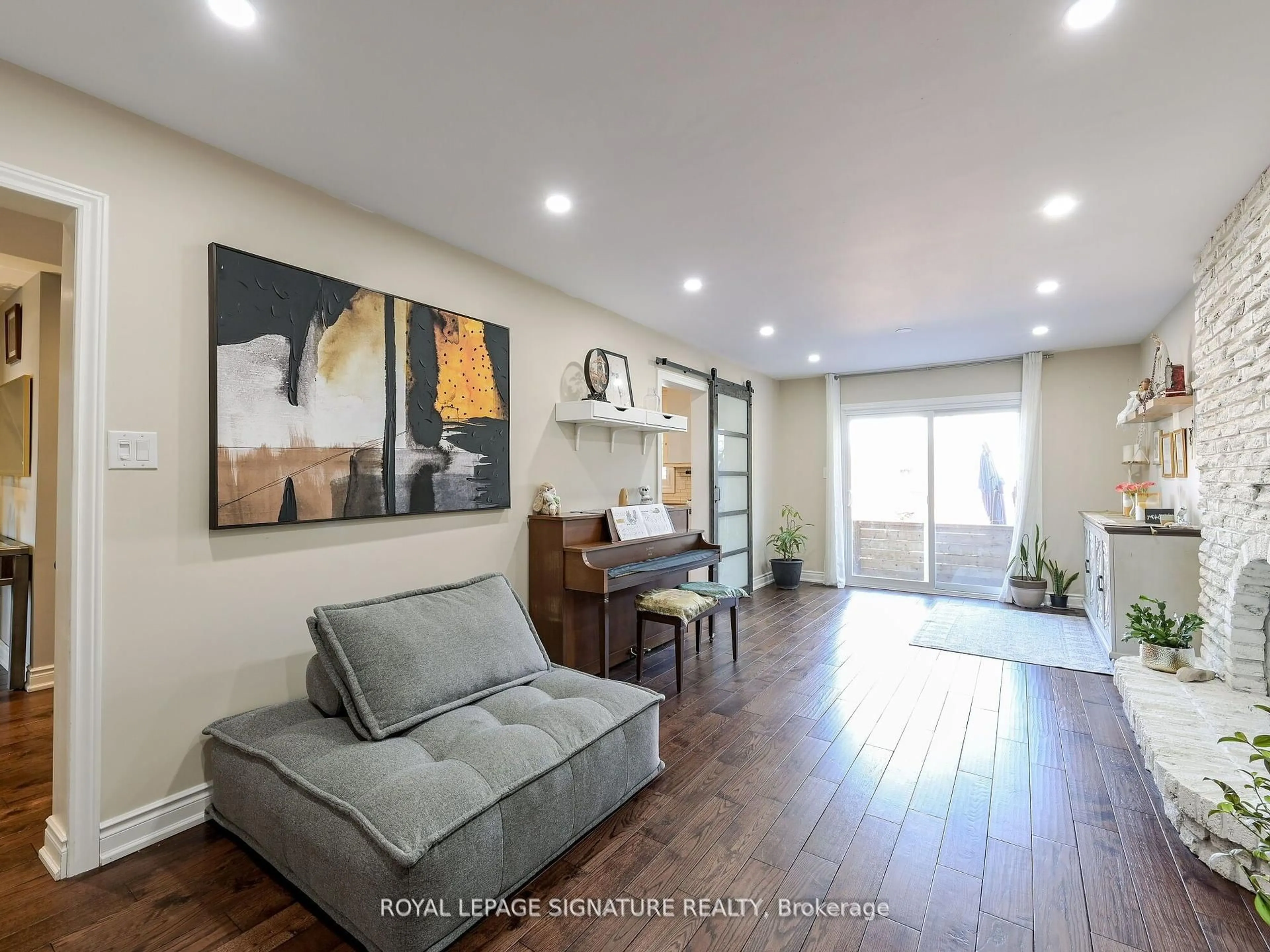 Living room with furniture, wood/laminate floor for 281 McGill St, Mississauga Ontario L5A 1V3