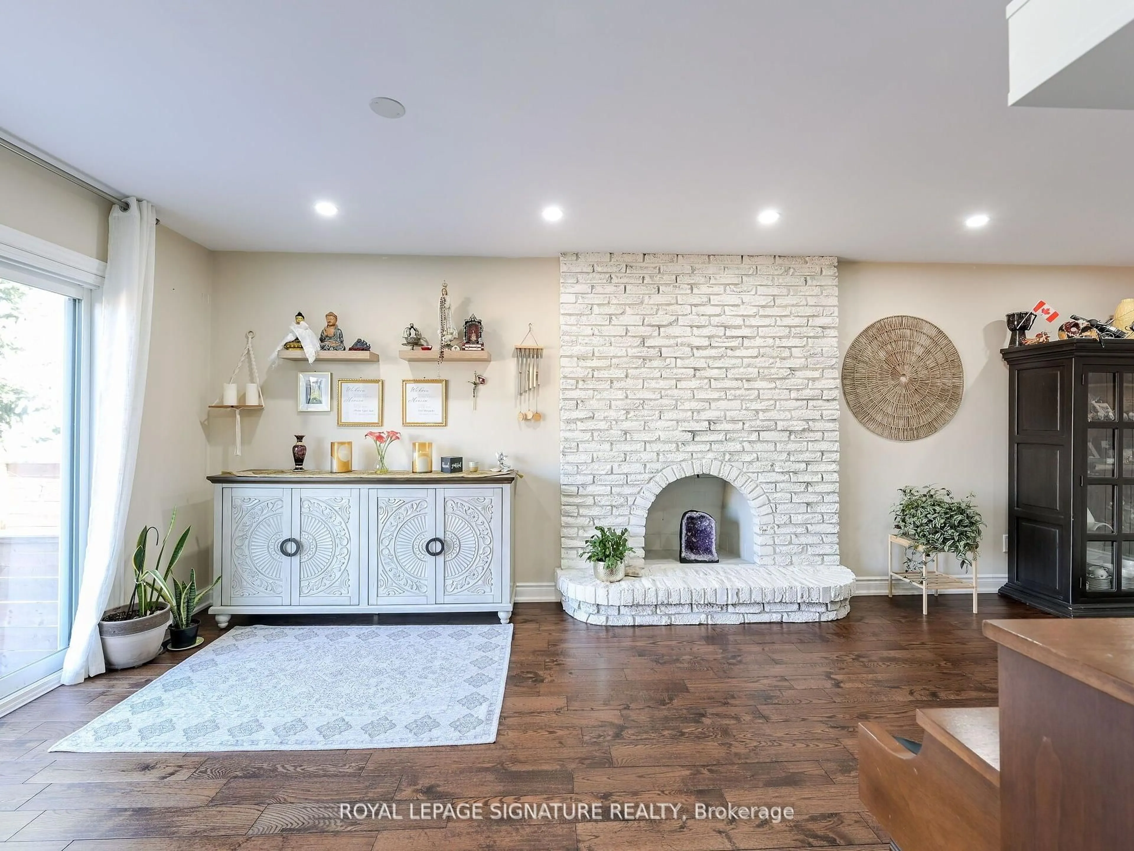 Indoor entryway for 281 McGill St, Mississauga Ontario L5A 1V3