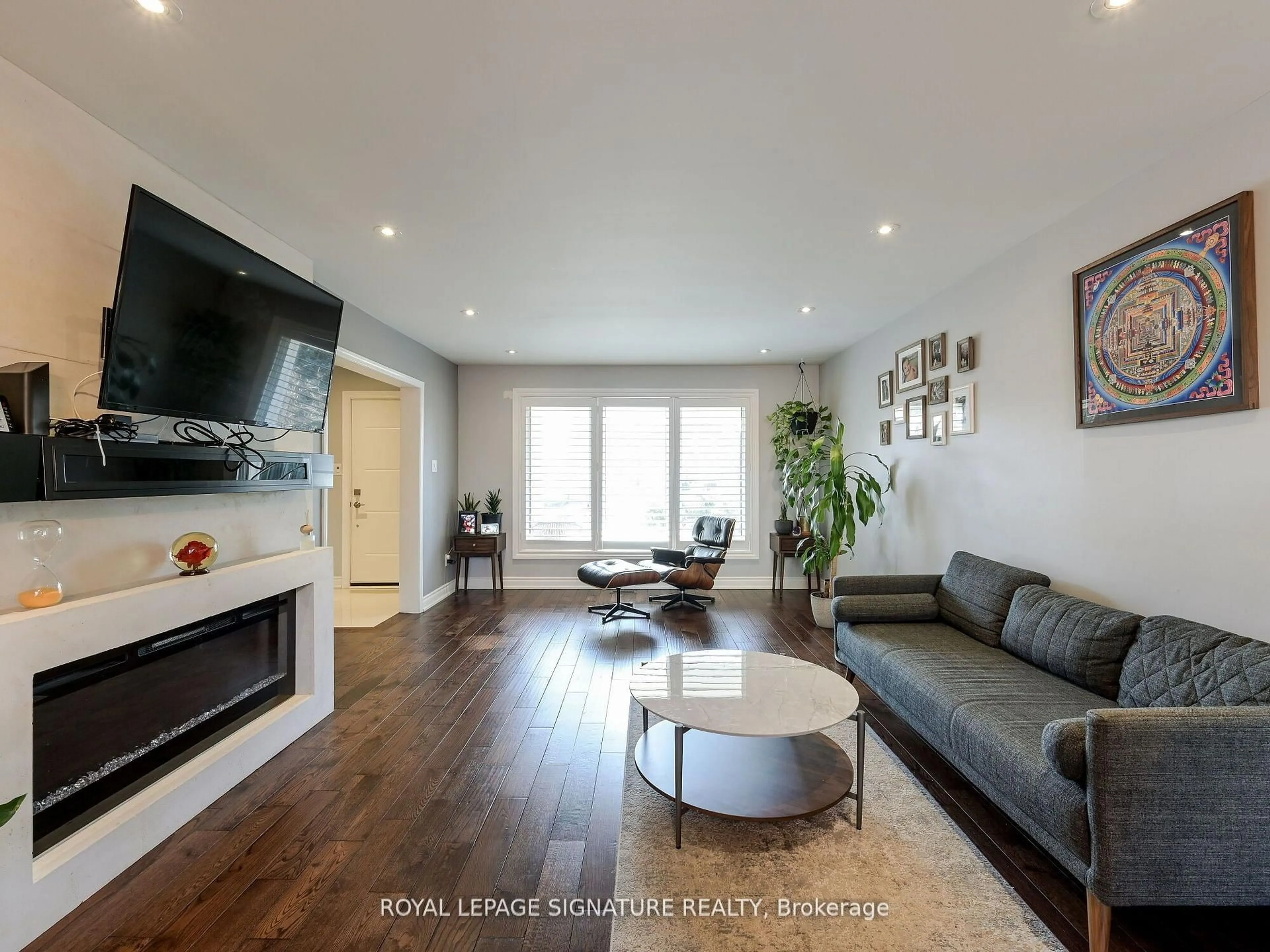 Living room with furniture, wood/laminate floor for 281 McGill St, Mississauga Ontario L5A 1V3