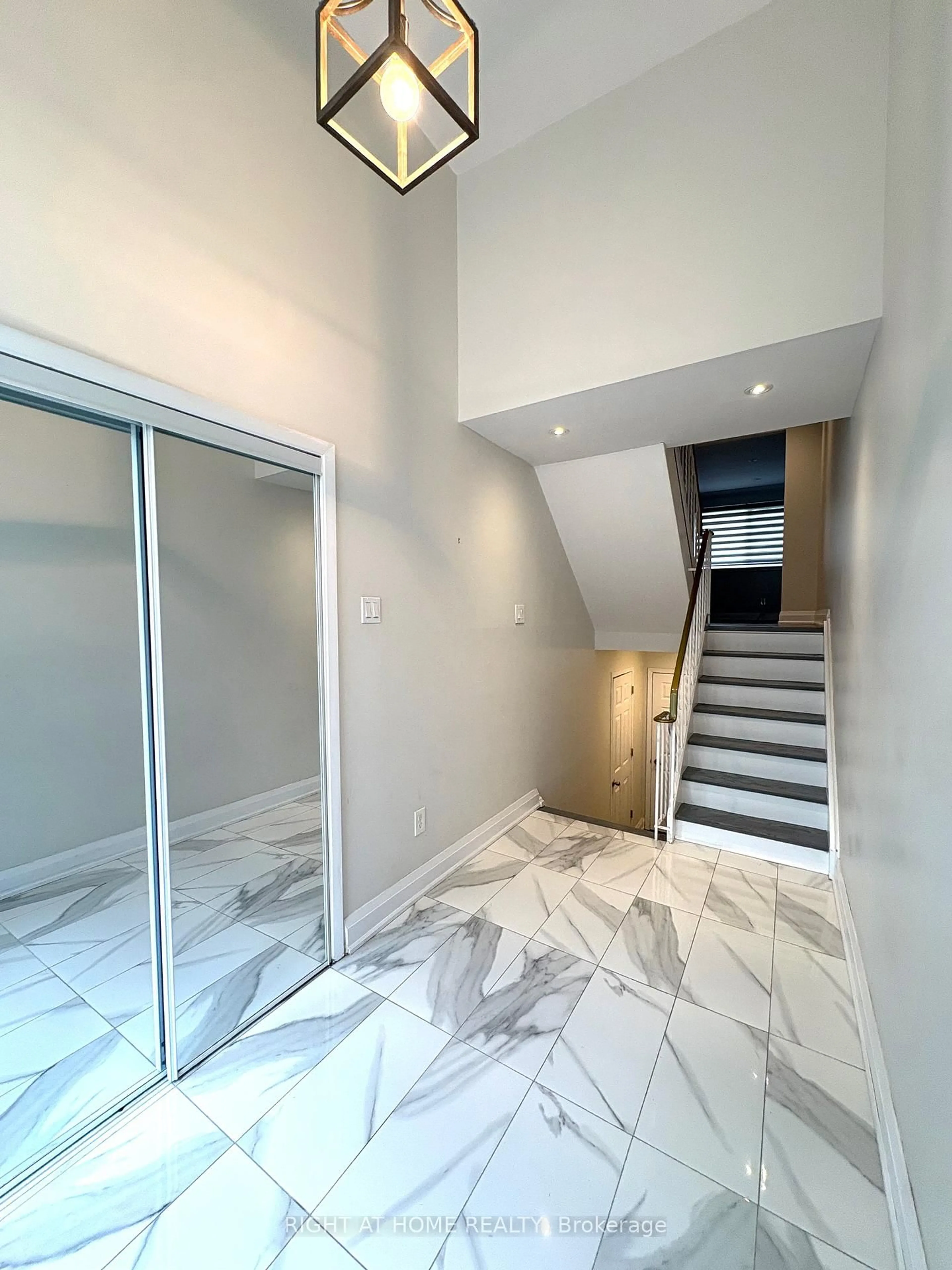 Indoor foyer for 5473 SCHUELLER CRES Cres, Burlington Ontario L7L 3T1