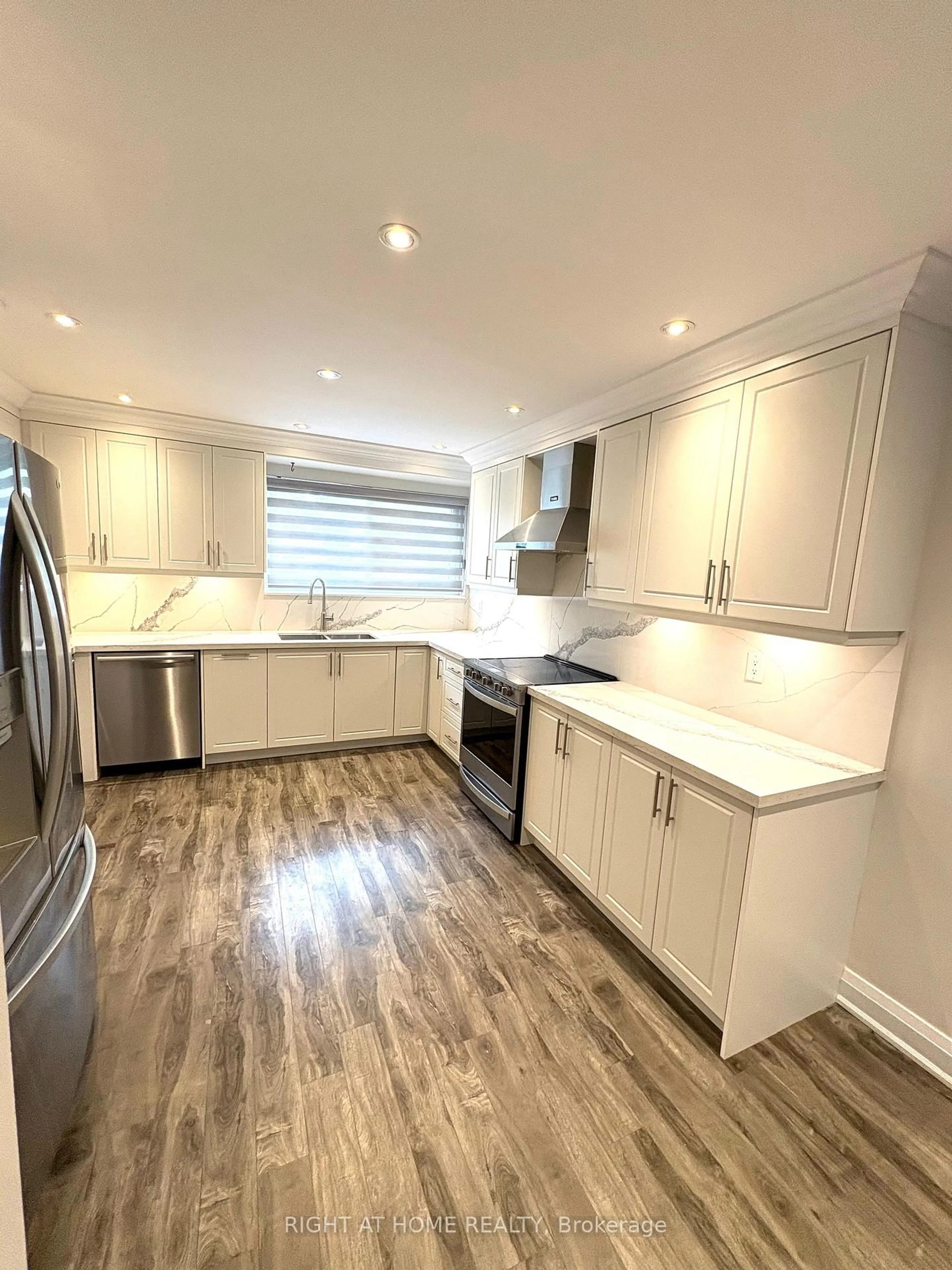 Open concept kitchen, wood/laminate floor for 5473 SCHUELLER CRES Cres, Burlington Ontario L7L 3T1
