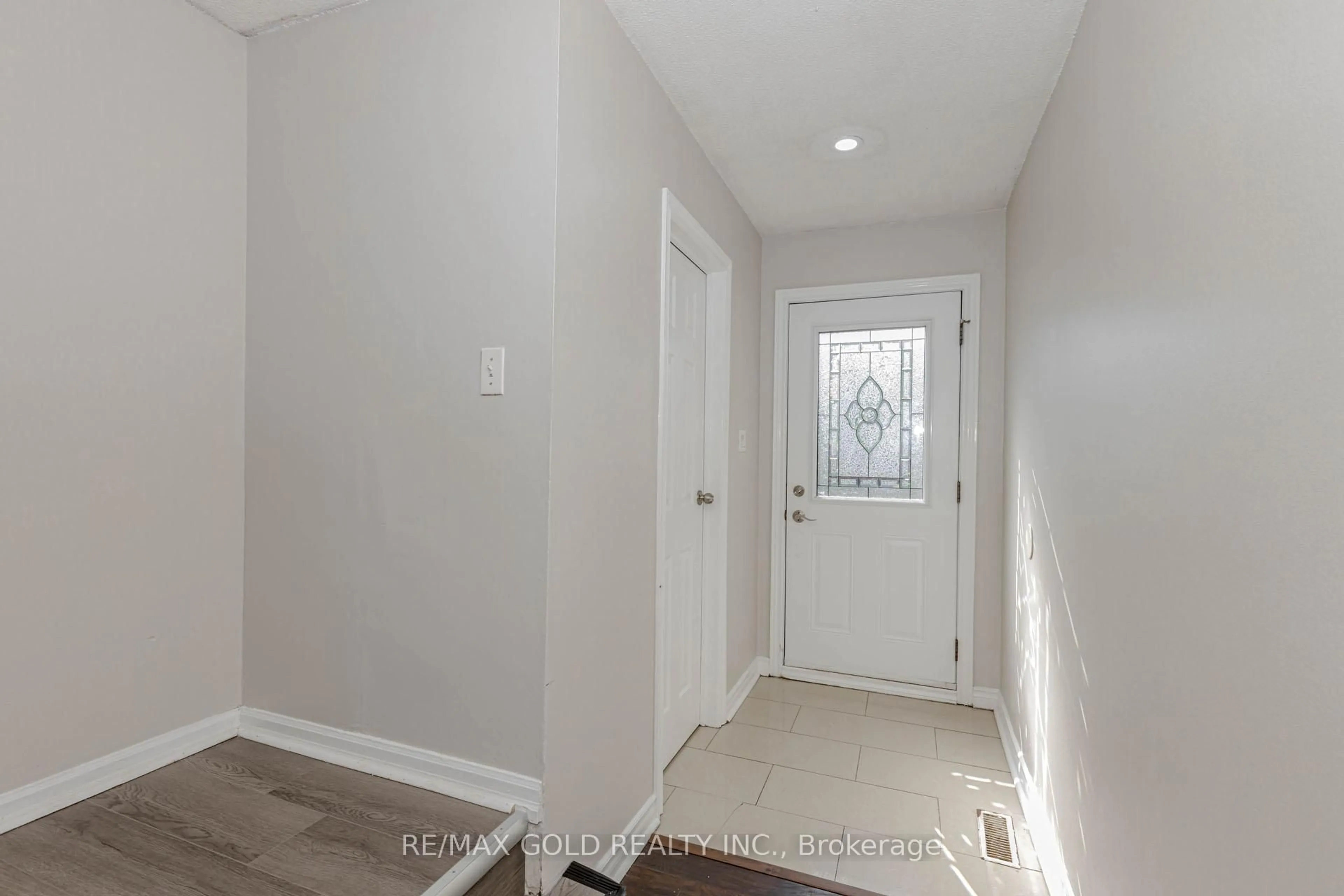 Indoor entryway for 399 VODDEN St #43, Brampton Ontario L6V 3V1