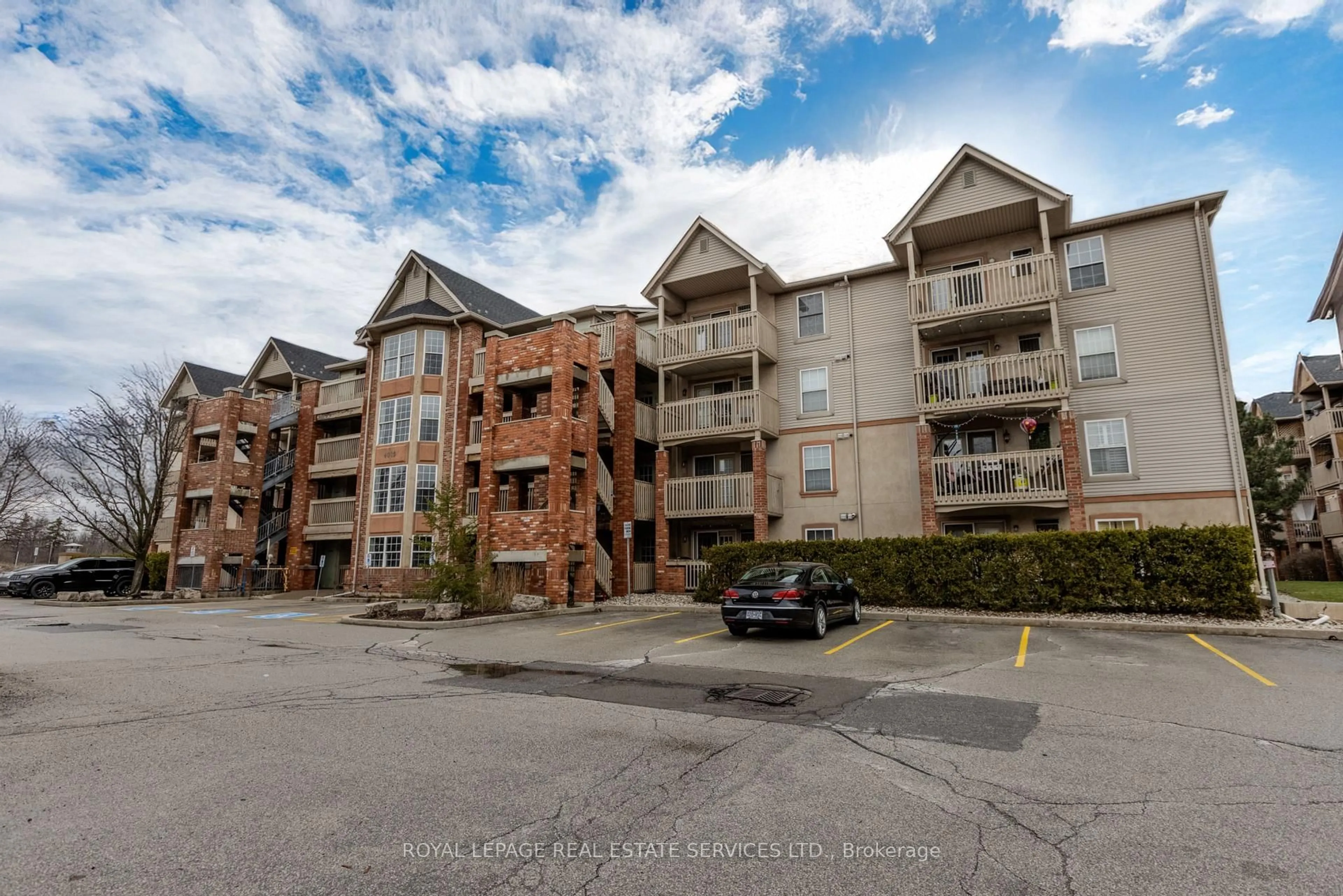 A pic from outside/outdoor area/front of a property/back of a property/a pic from drone, unknown for 4013 Kilmer Dr #107, Burlington Ontario L7M 4M3