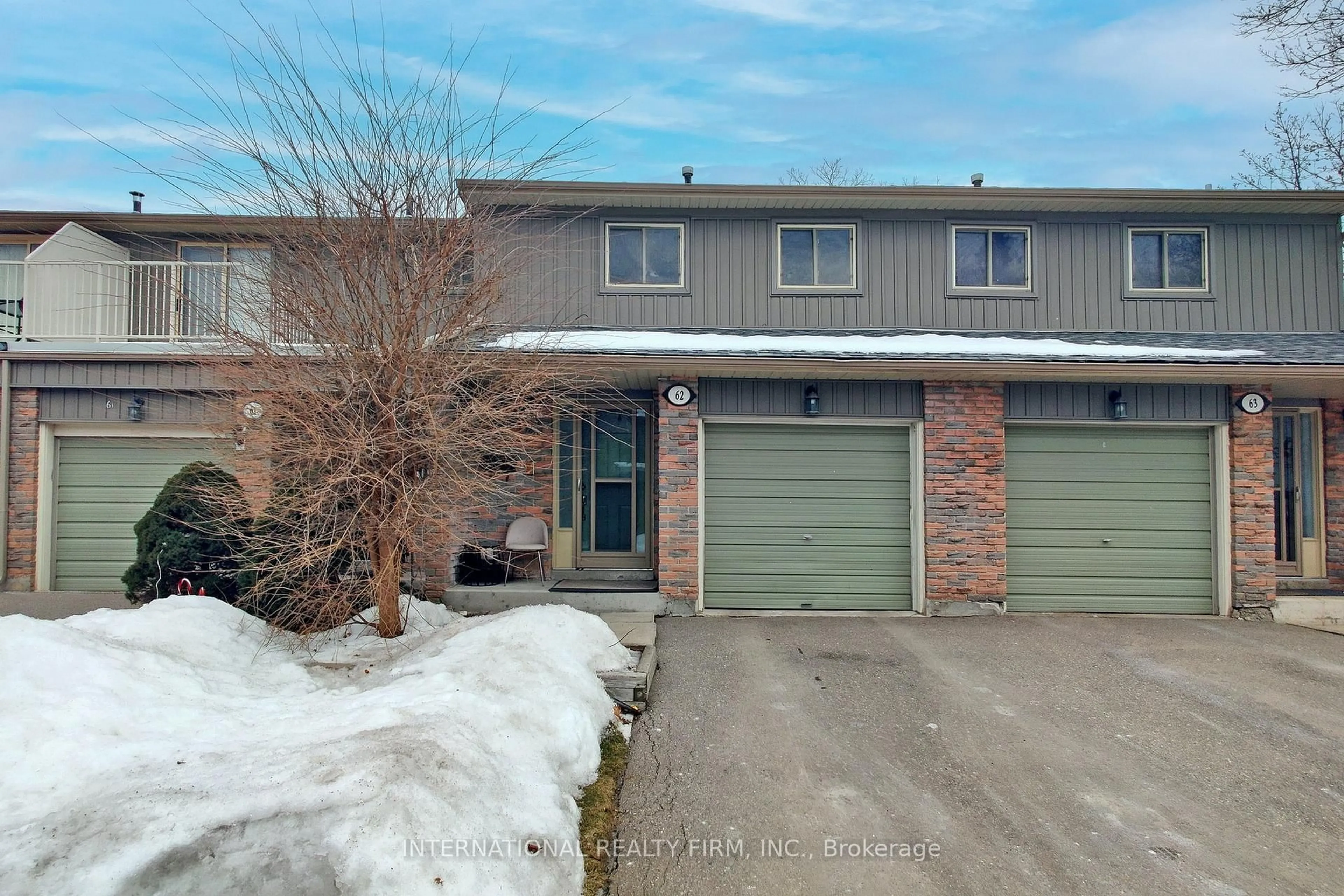 A pic from outside/outdoor area/front of a property/back of a property/a pic from drone, street for 60 Hanson Rd #62, Mississauga Ontario L5B 2P6