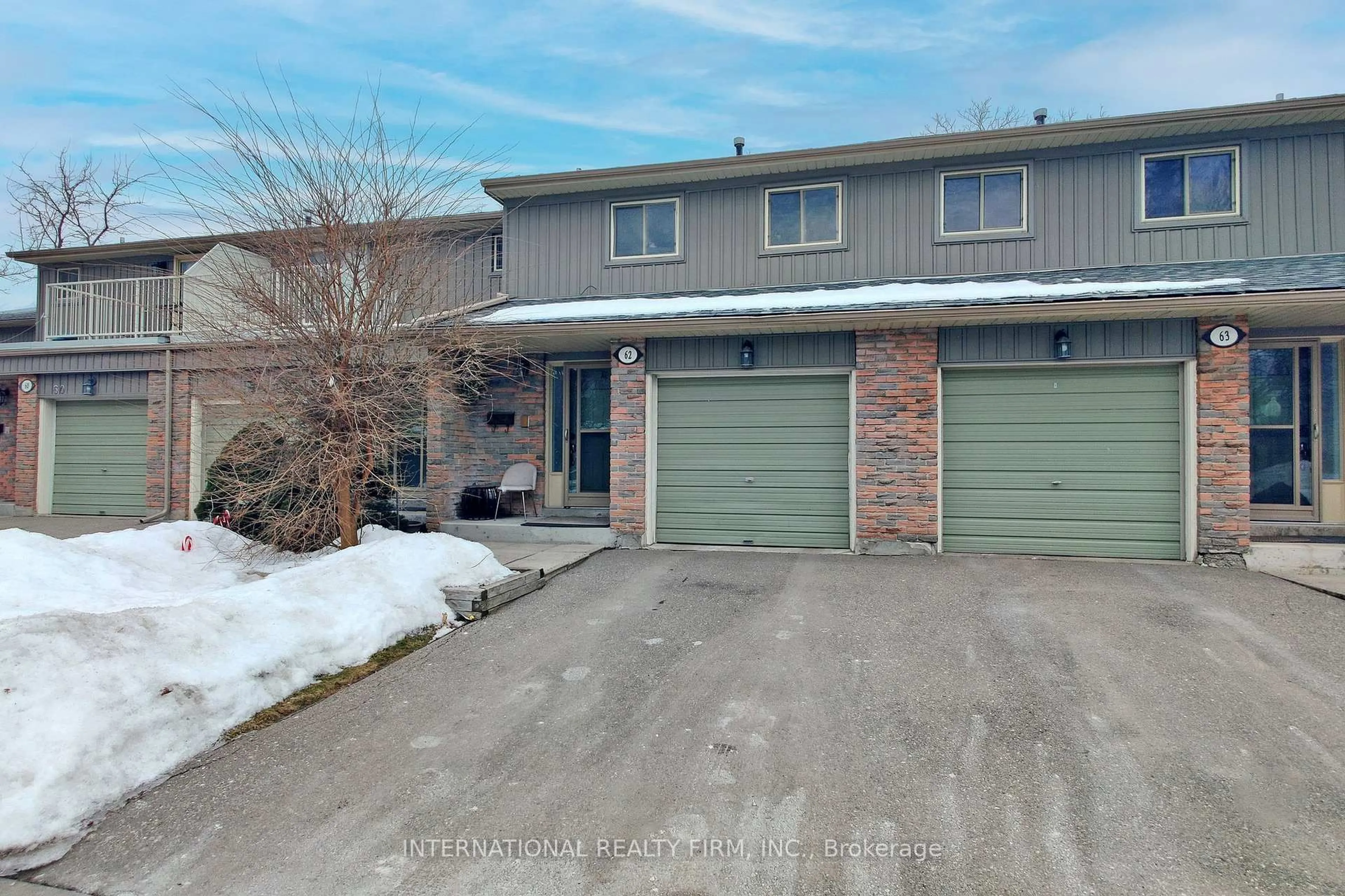A pic from outside/outdoor area/front of a property/back of a property/a pic from drone, street for 60 Hanson Rd #62, Mississauga Ontario L5B 2P6