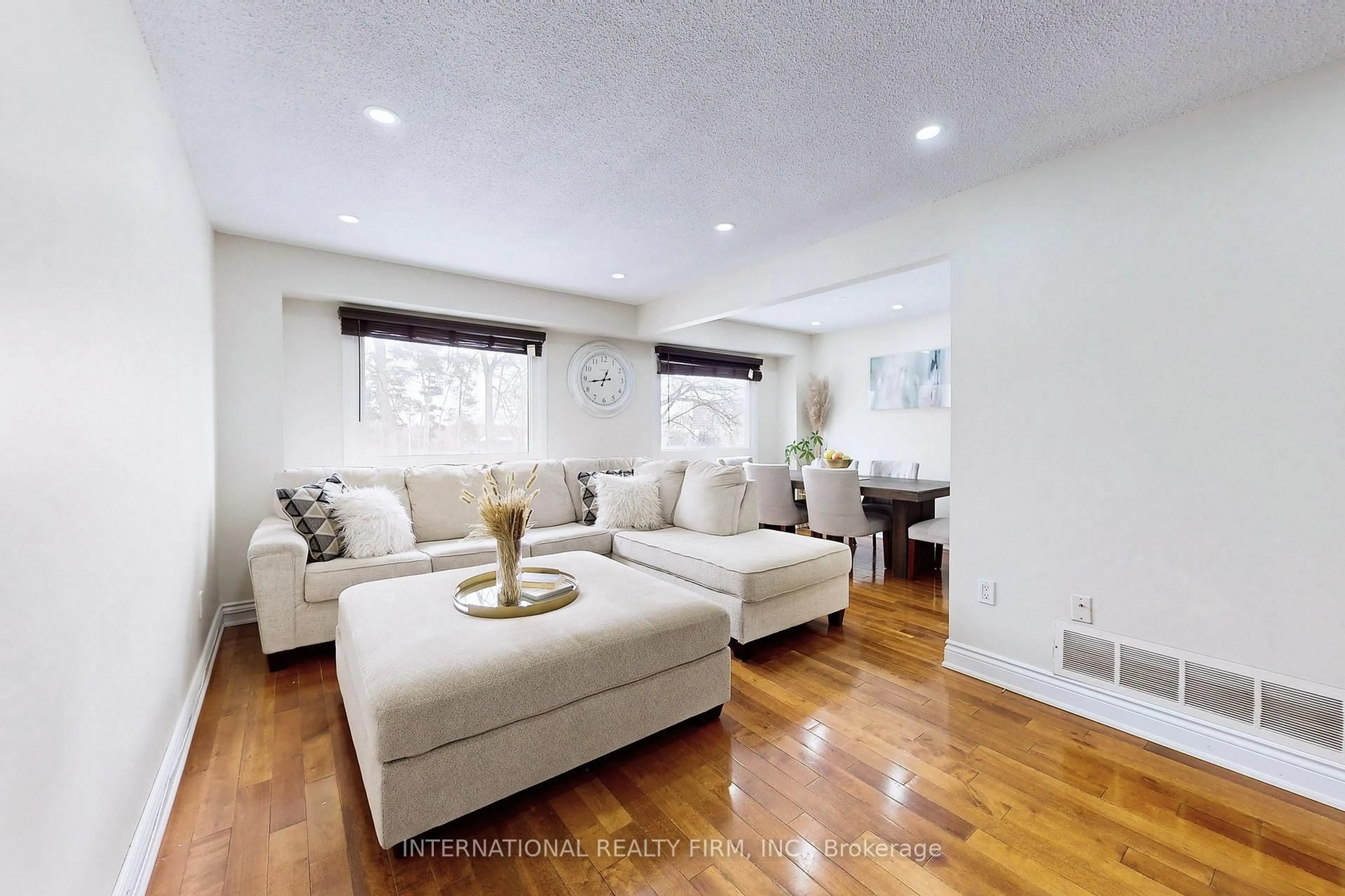 Living room with furniture, unknown for 60 Hanson Rd #62, Mississauga Ontario L5B 2P6
