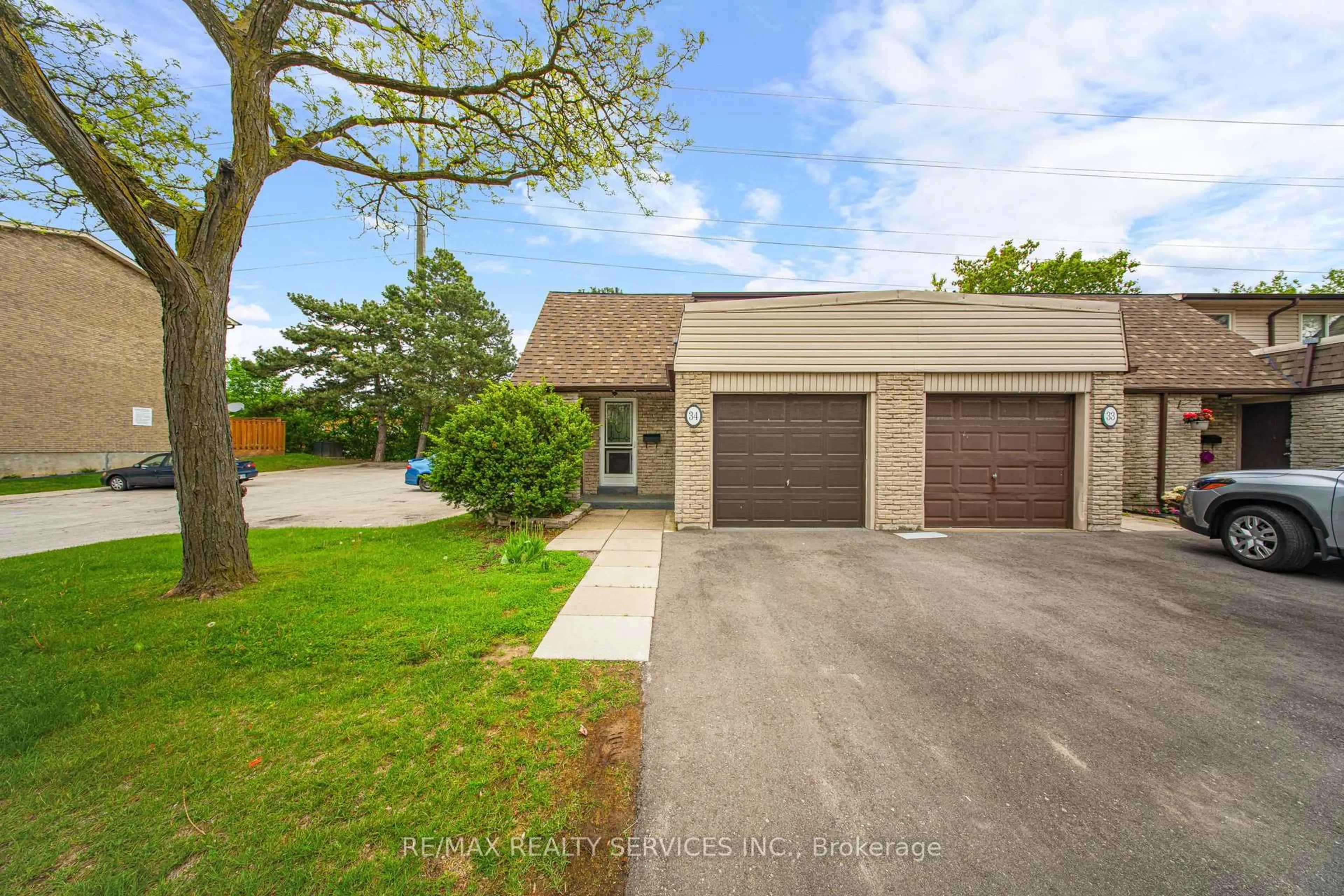 A pic from outside/outdoor area/front of a property/back of a property/a pic from drone, street for 2340 Bromsgrove Rd #34, Mississauga Ontario L5J 4A2