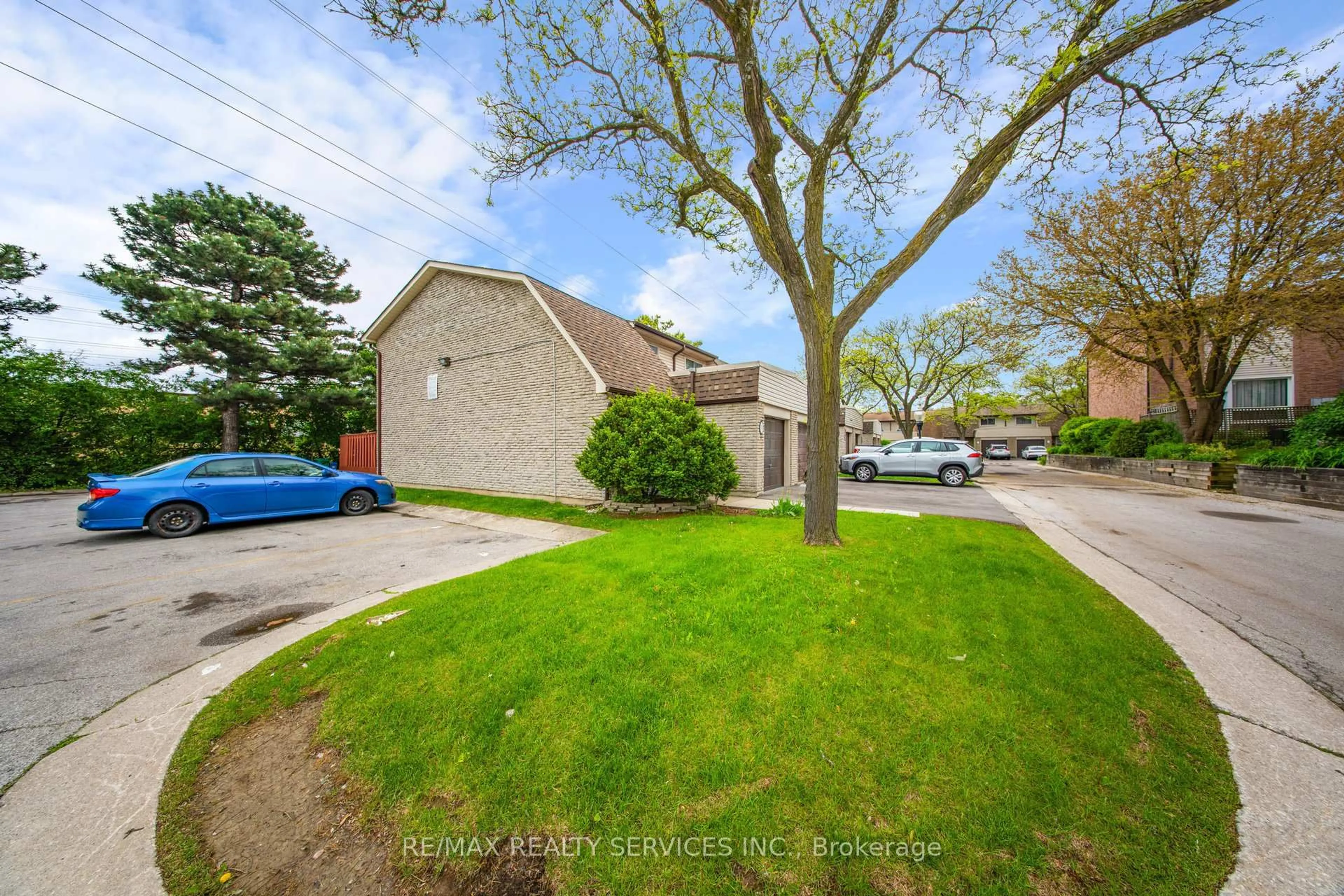 A pic from outside/outdoor area/front of a property/back of a property/a pic from drone, street for 2340 Bromsgrove Rd #34, Mississauga Ontario L5J 4A2