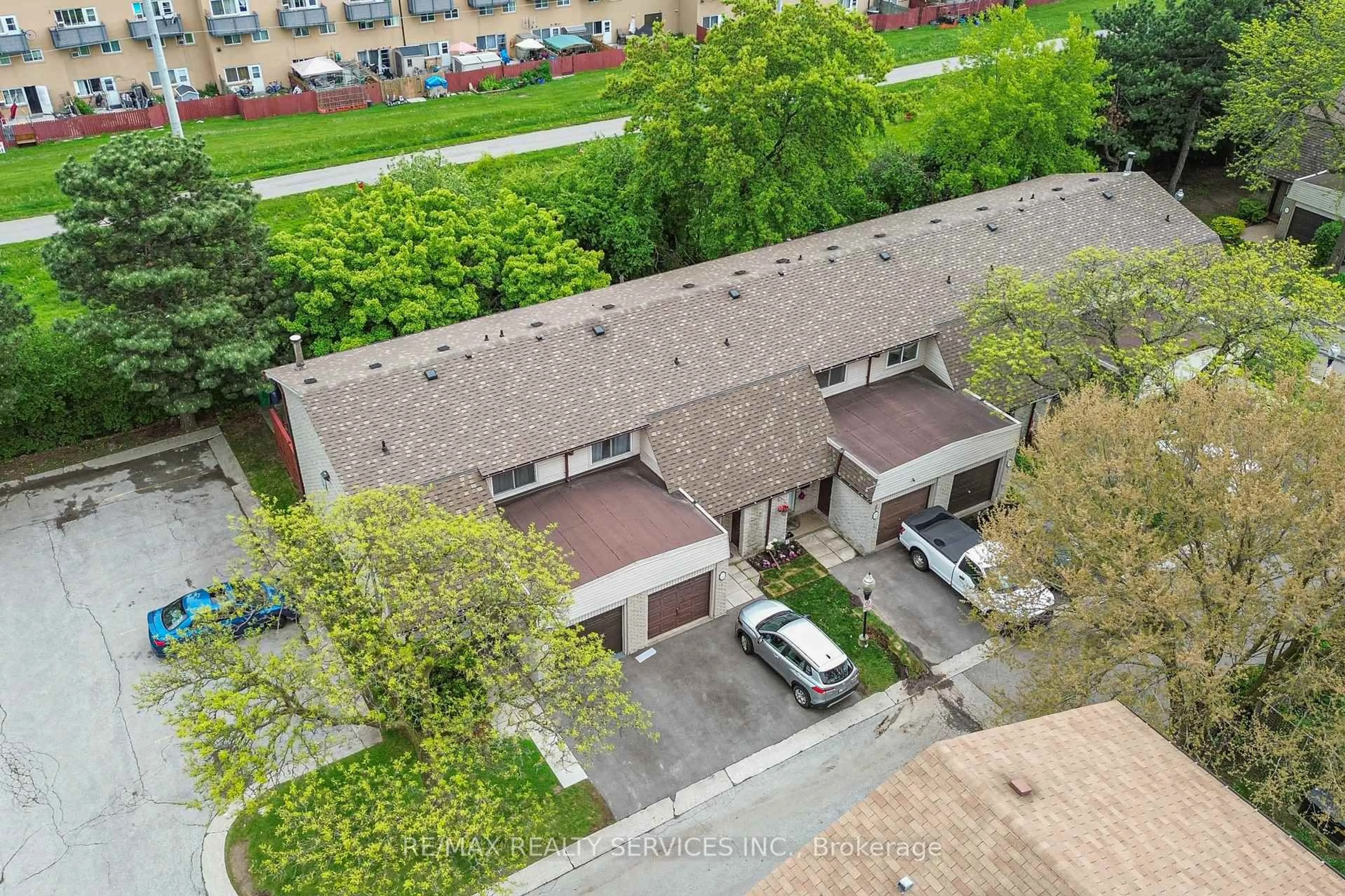 A pic from outside/outdoor area/front of a property/back of a property/a pic from drone, street for 2340 Bromsgrove Rd #34, Mississauga Ontario L5J 4A2