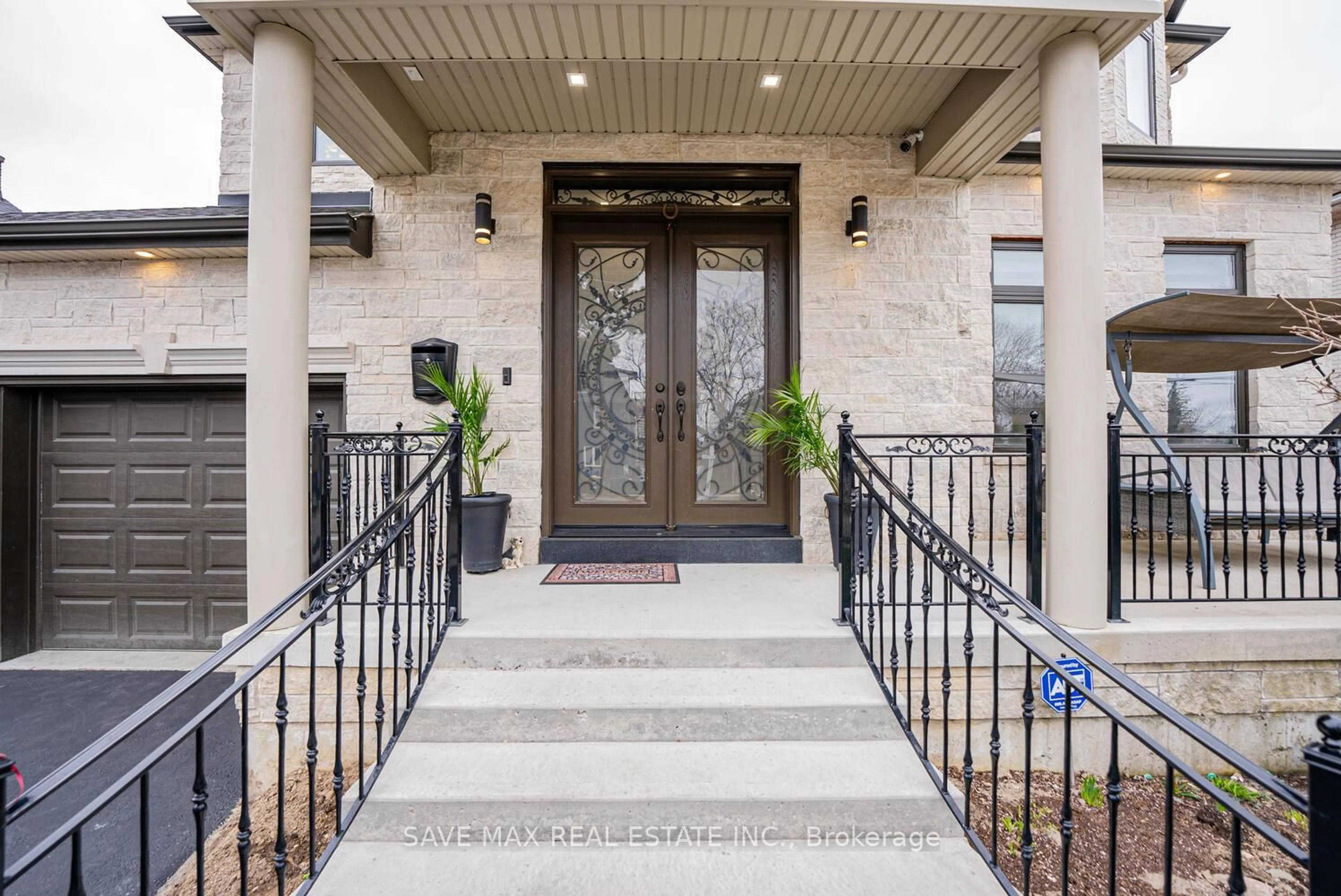 Indoor entryway for 23 Hillcrest Ave, Brampton Ontario L6W 1Y7
