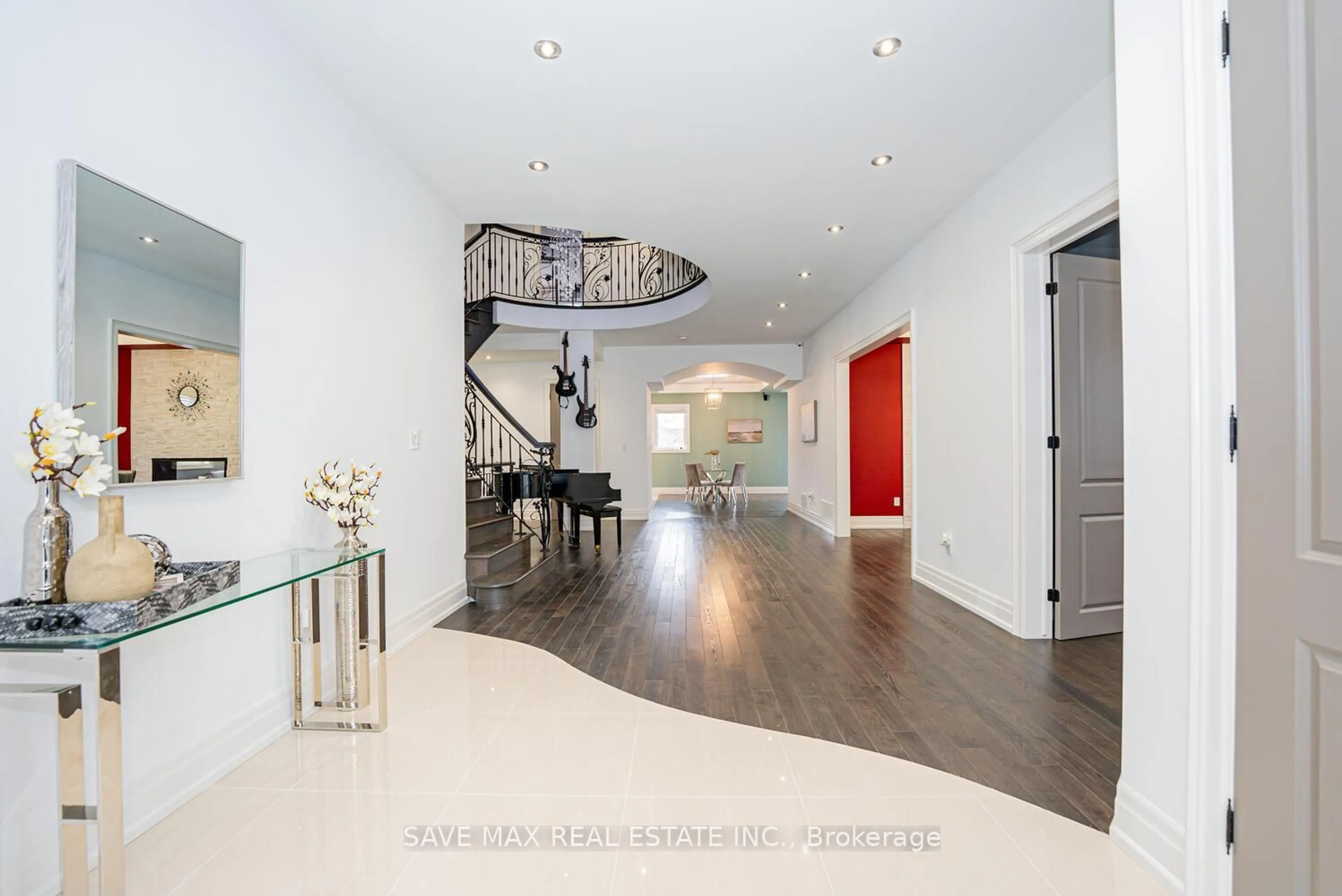 Indoor entryway for 23 Hillcrest Ave, Brampton Ontario L6W 1Y7