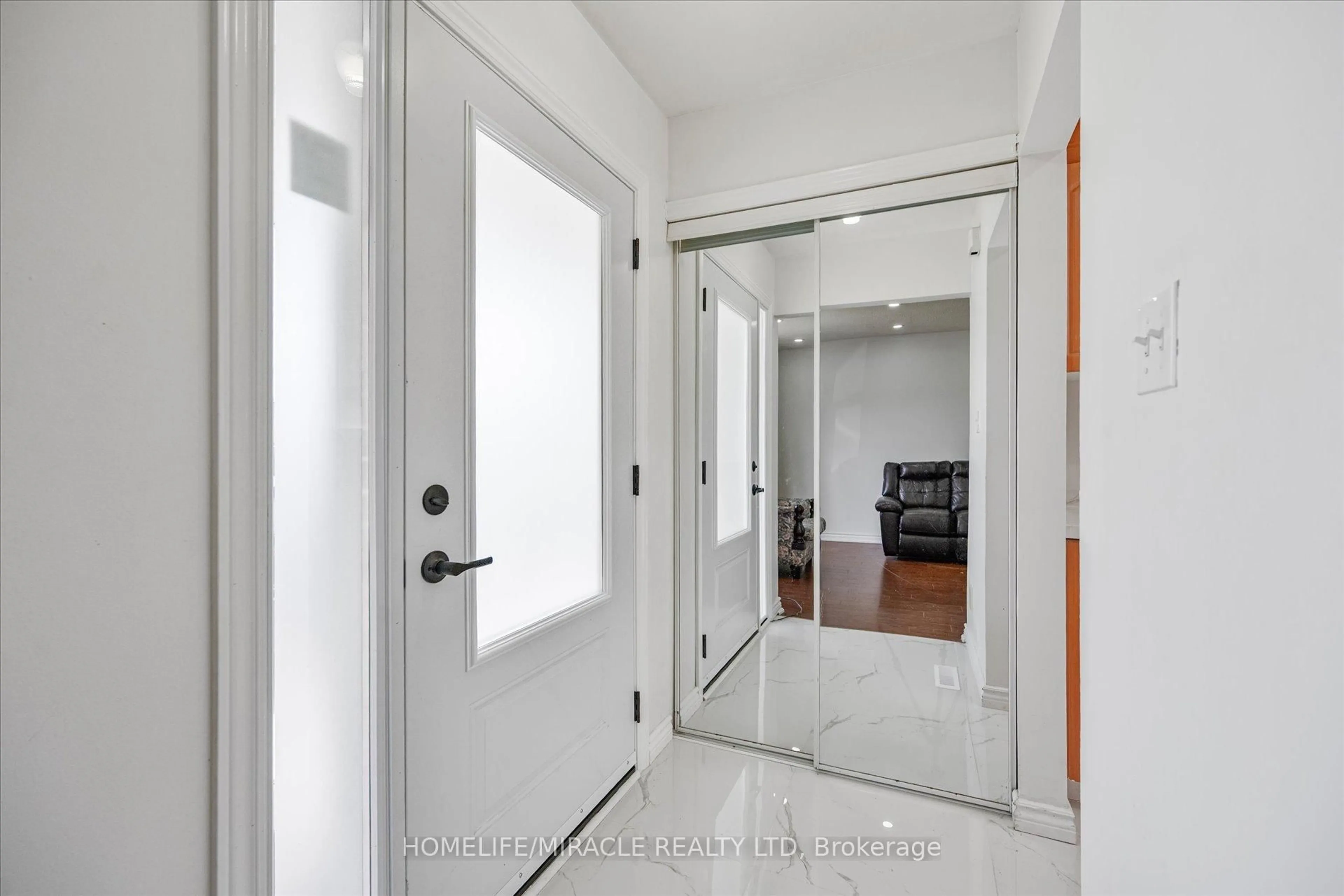 Indoor entryway for 77 Juniper Cres, Brampton Ontario L6S 1J9